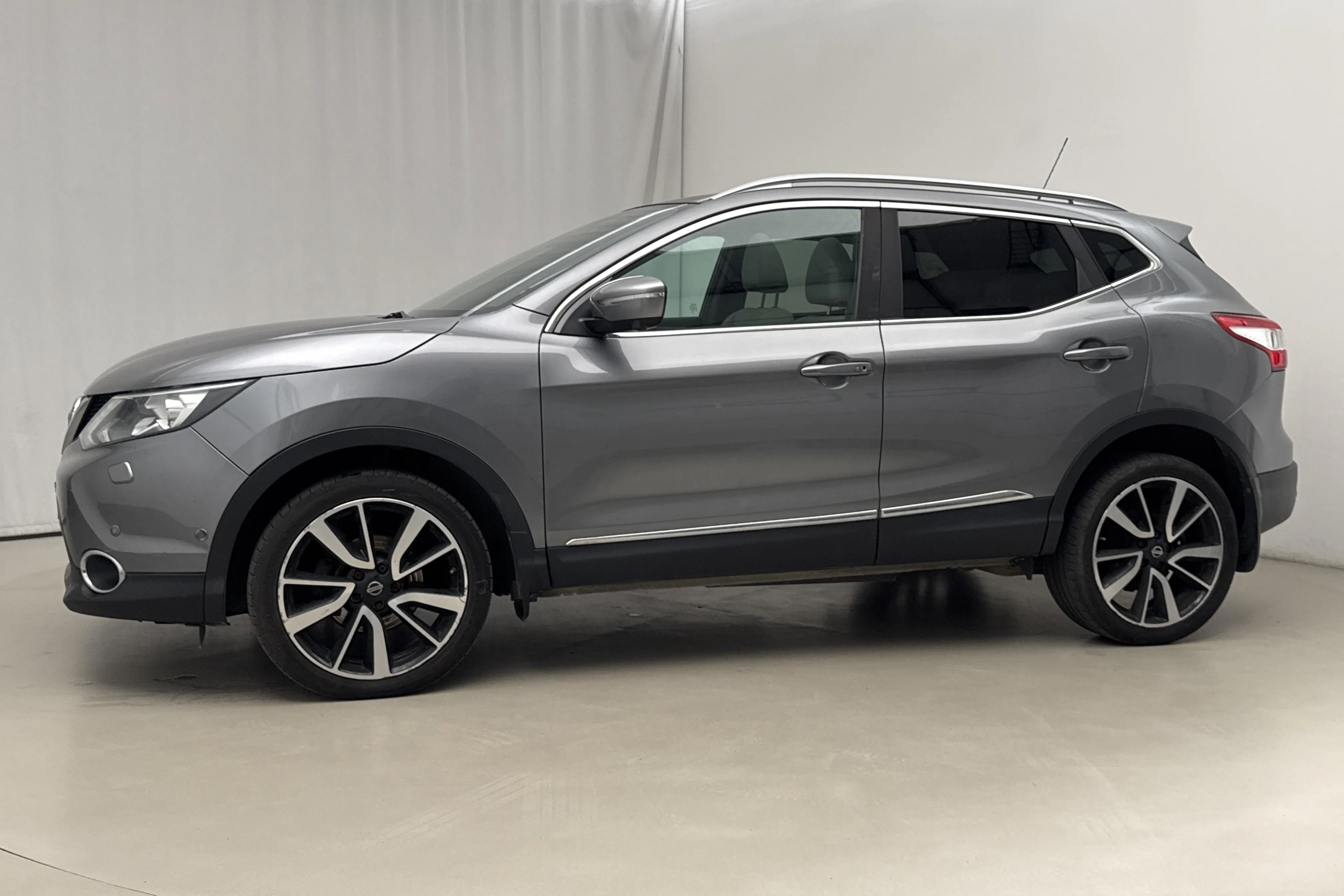 Presentationsfoto 2 av 19: Nissan Qashqai 1.6 dCi 4x4 (130hk) - 19 740 mil - Manuell - grå - 2014