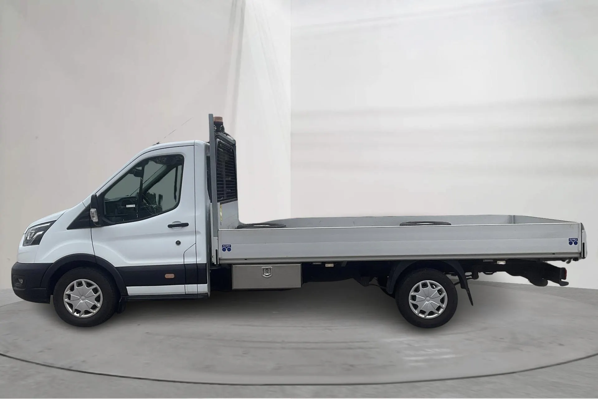 Presentationsfoto 2 av 14: Ford Transit 350 2.0 TDCi 2WD Chassi (130hk) - 3 583 mil - Manuell - vit - 2021