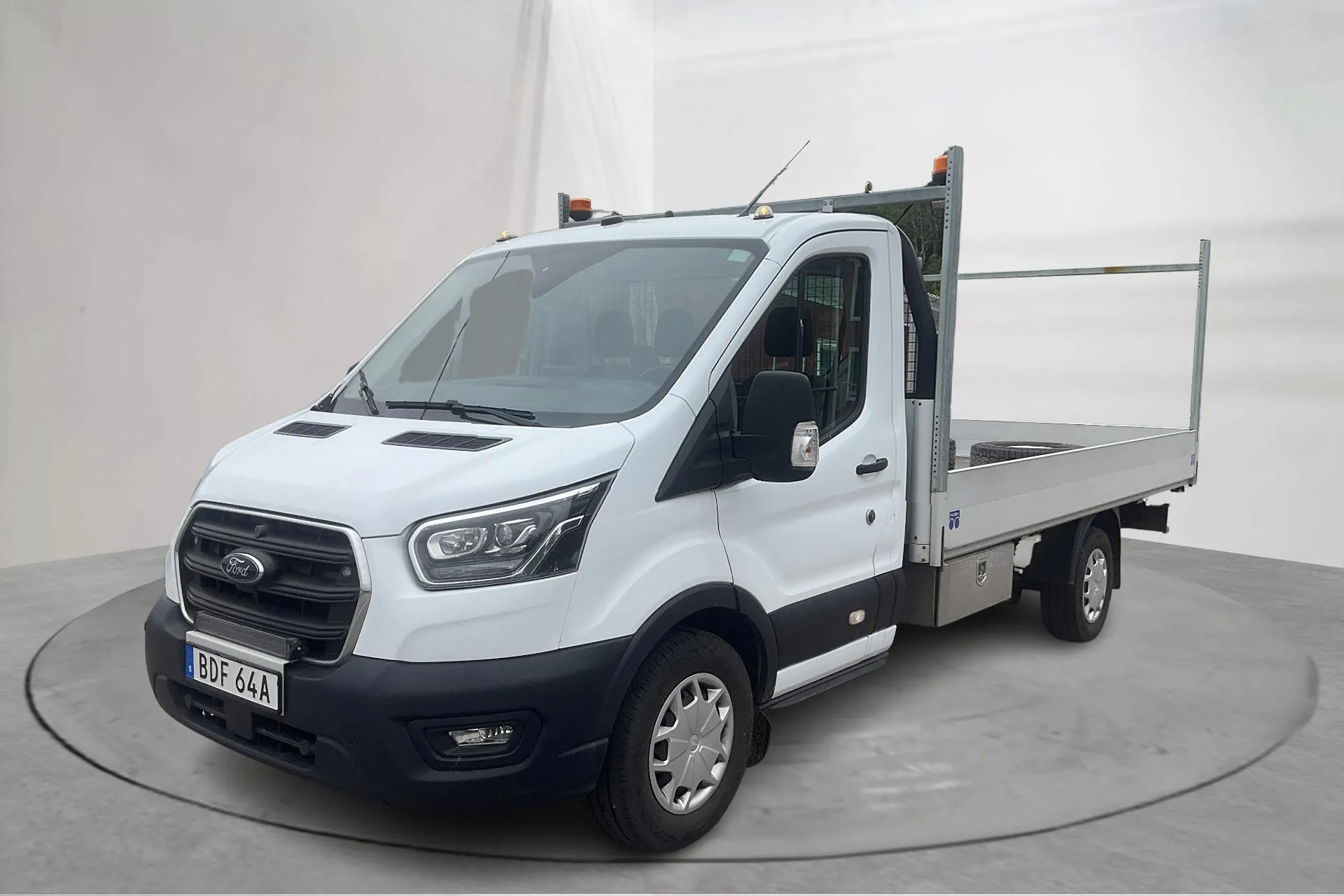 Presentationsfoto 1 av 14: Ford Transit 350 2.0 TDCi 2WD Chassi (130hk) - 3 583 mil - Manuell - vit - 2021