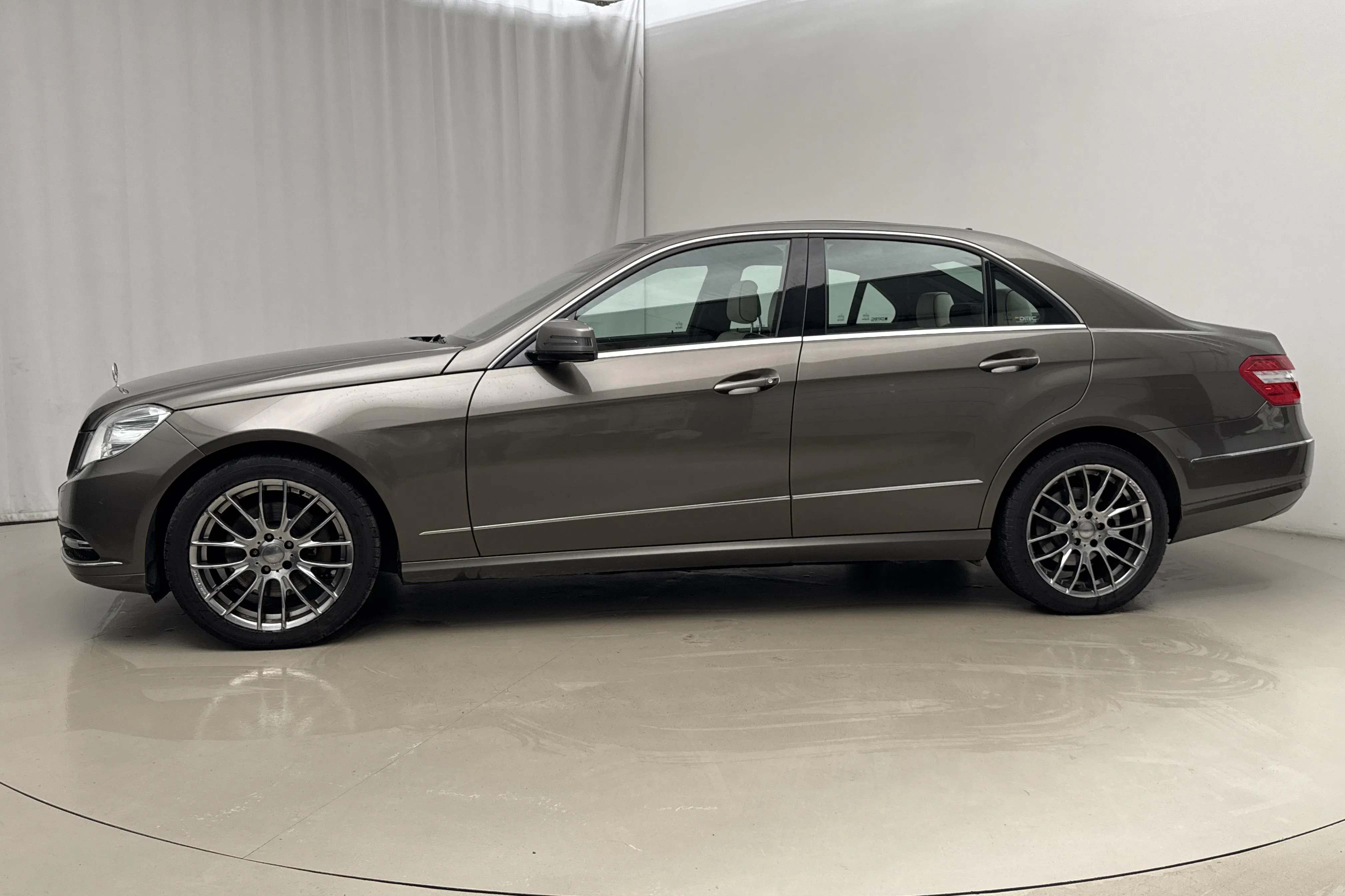 Presentationsfoto 2 av 19: Mercedes E 350 4Matic W212 (306hk) - 23 896 mil - Automat - Mörkgrå - 2013
