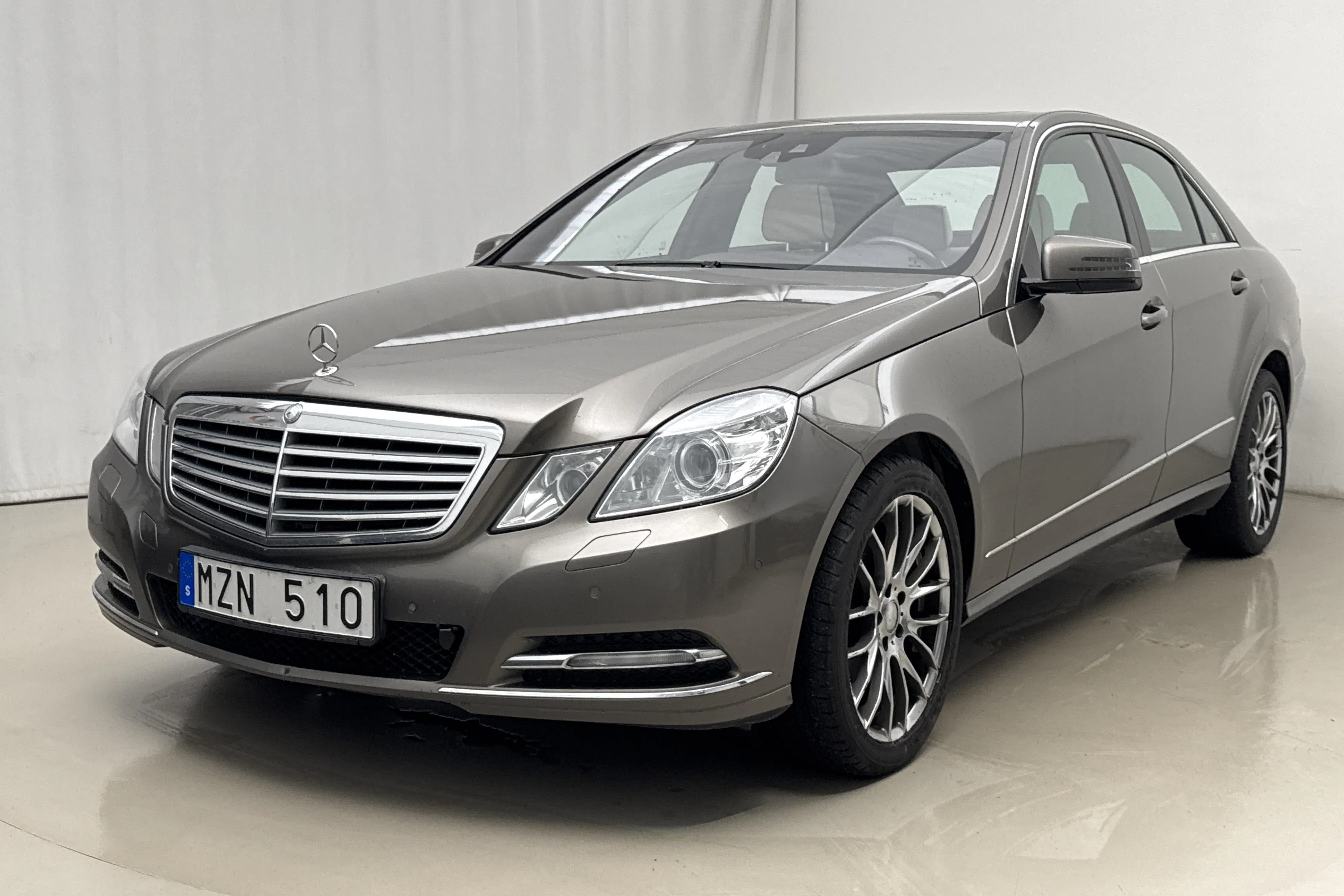Presentationsfoto 1 av 19: Mercedes E 350 4Matic W212 (306hk) - 23 896 mil - Automat - Mörkgrå - 2013