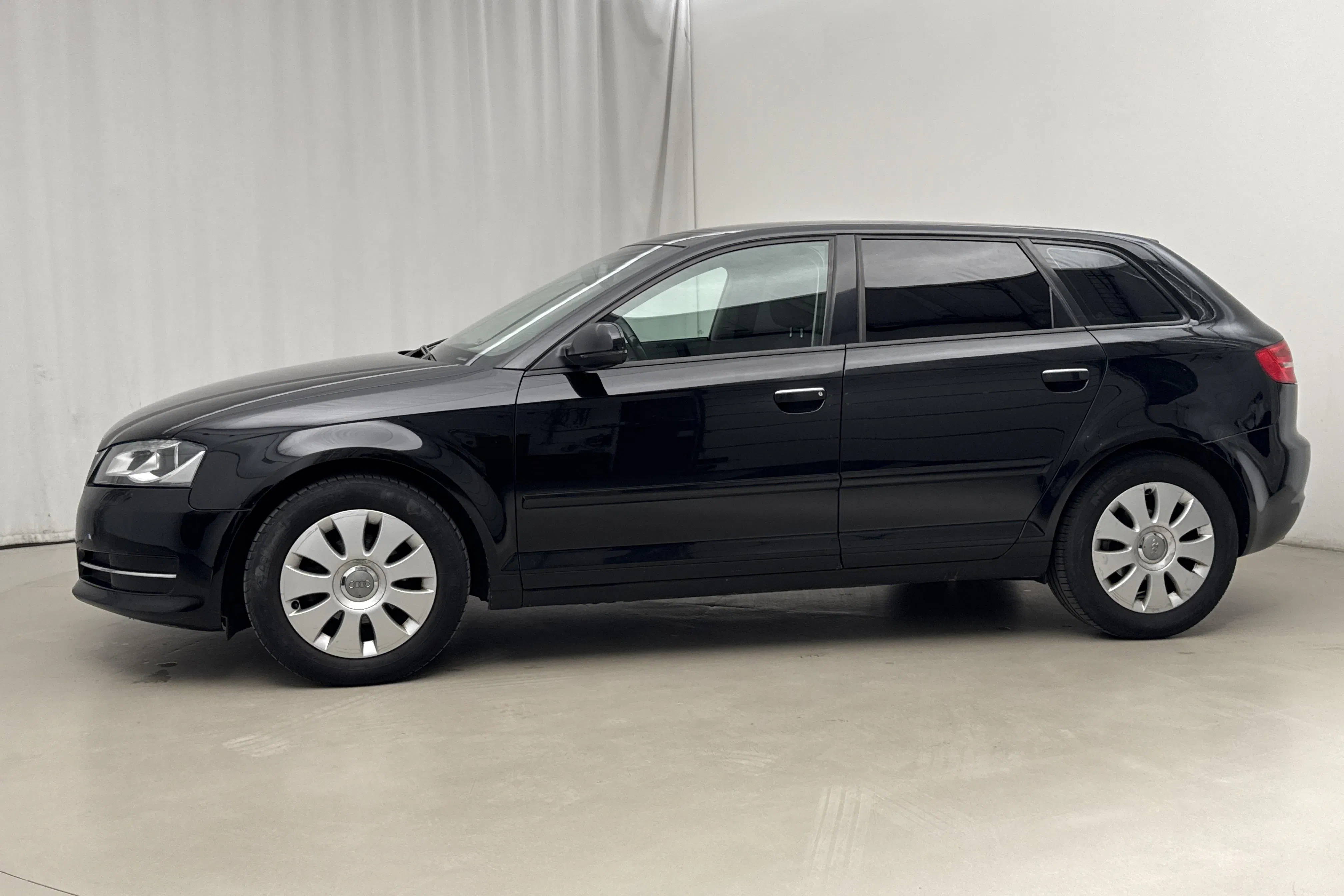 Presentationsfoto 2 av 17: Audi A3 1.6 TDI Sportback (105hk) - 21 049 mil - Manuell - svart - 2013