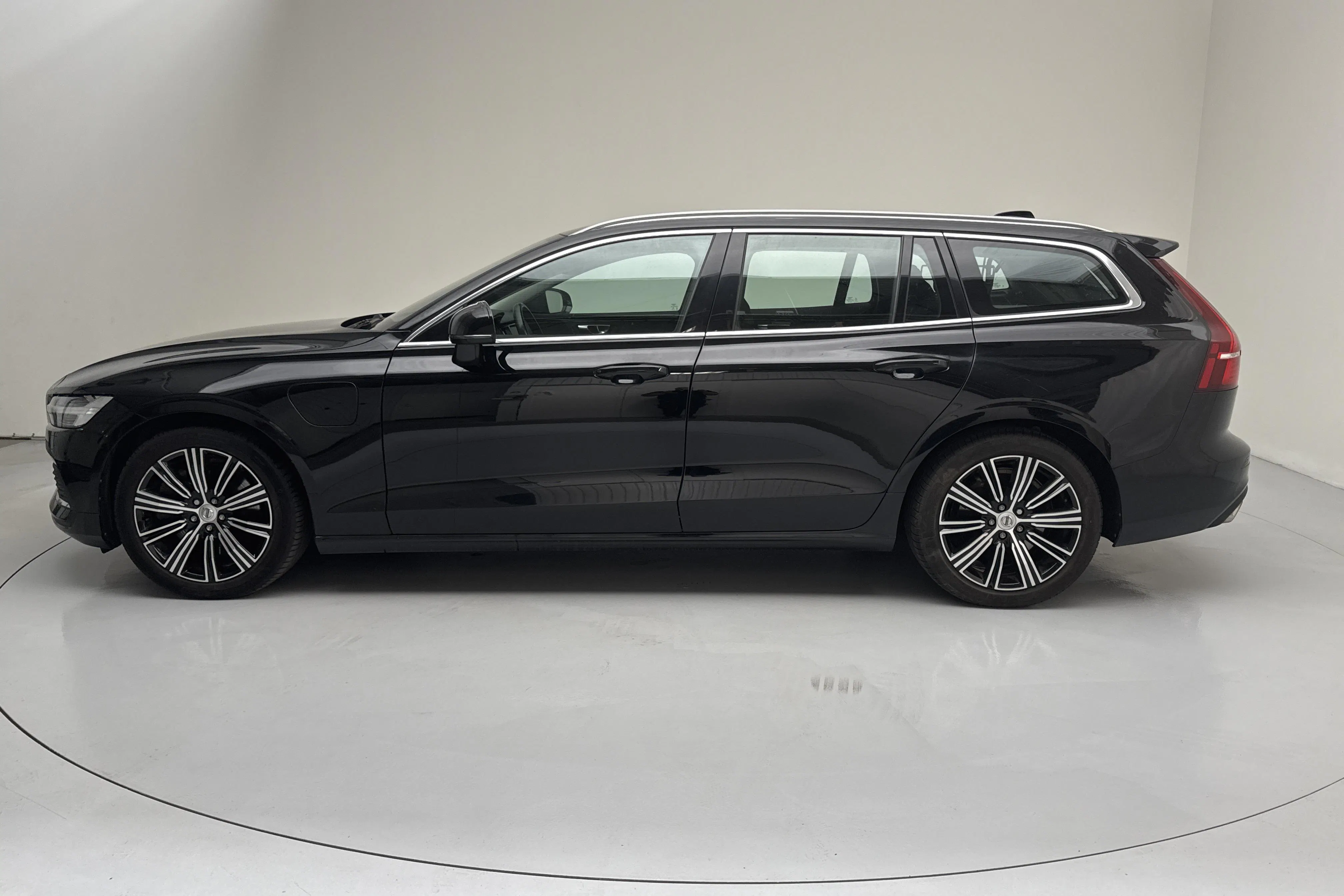 Presentation photo 2 of 15: Volvo V60 T6 AWD Twin Engine (340hk) - 122 630 km - Automatic - black - 2021