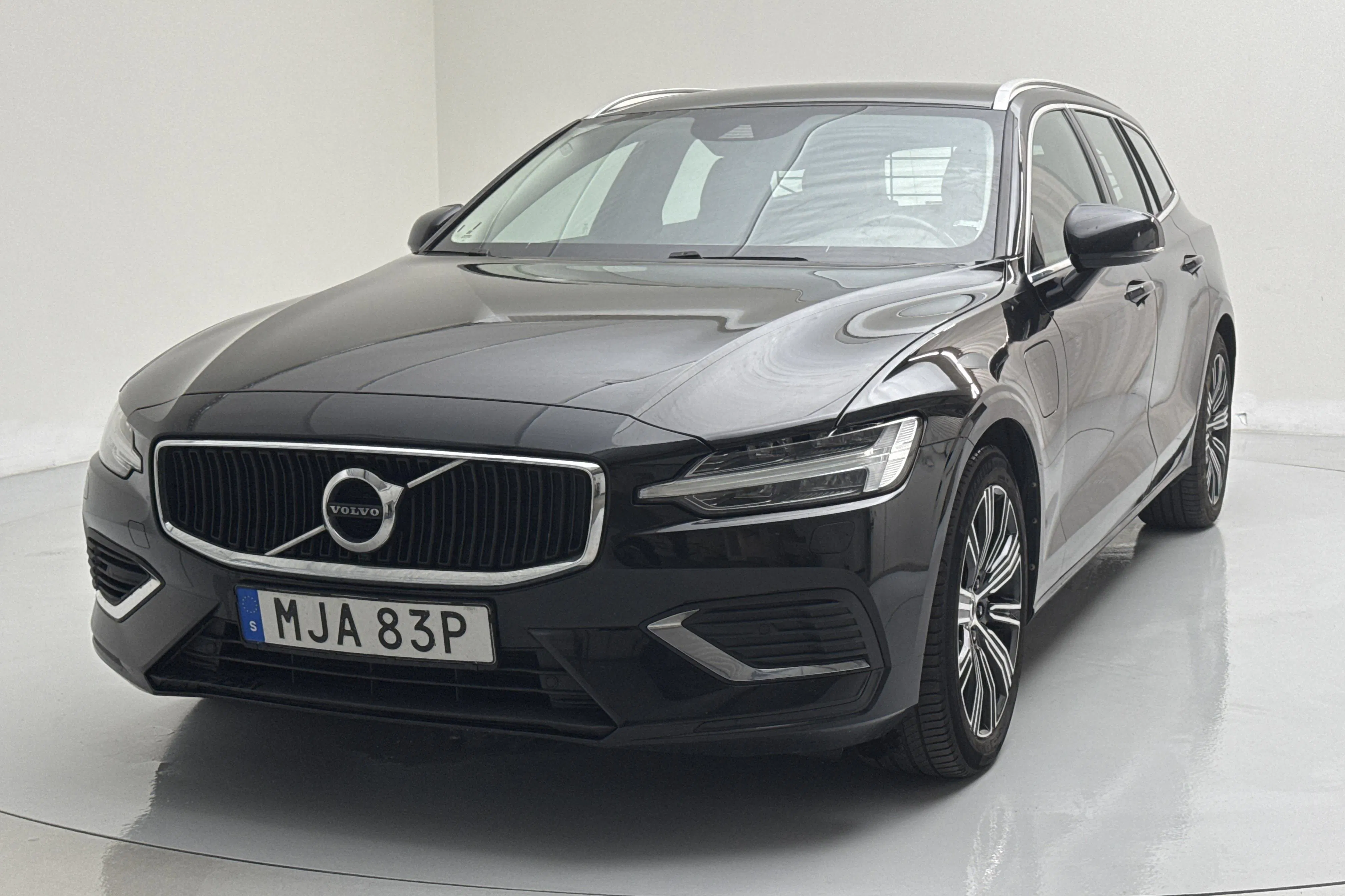 Presentation photo 1 of 15: Volvo V60 T6 AWD Twin Engine (340hk) - 122 630 km - Automatic - black - 2021