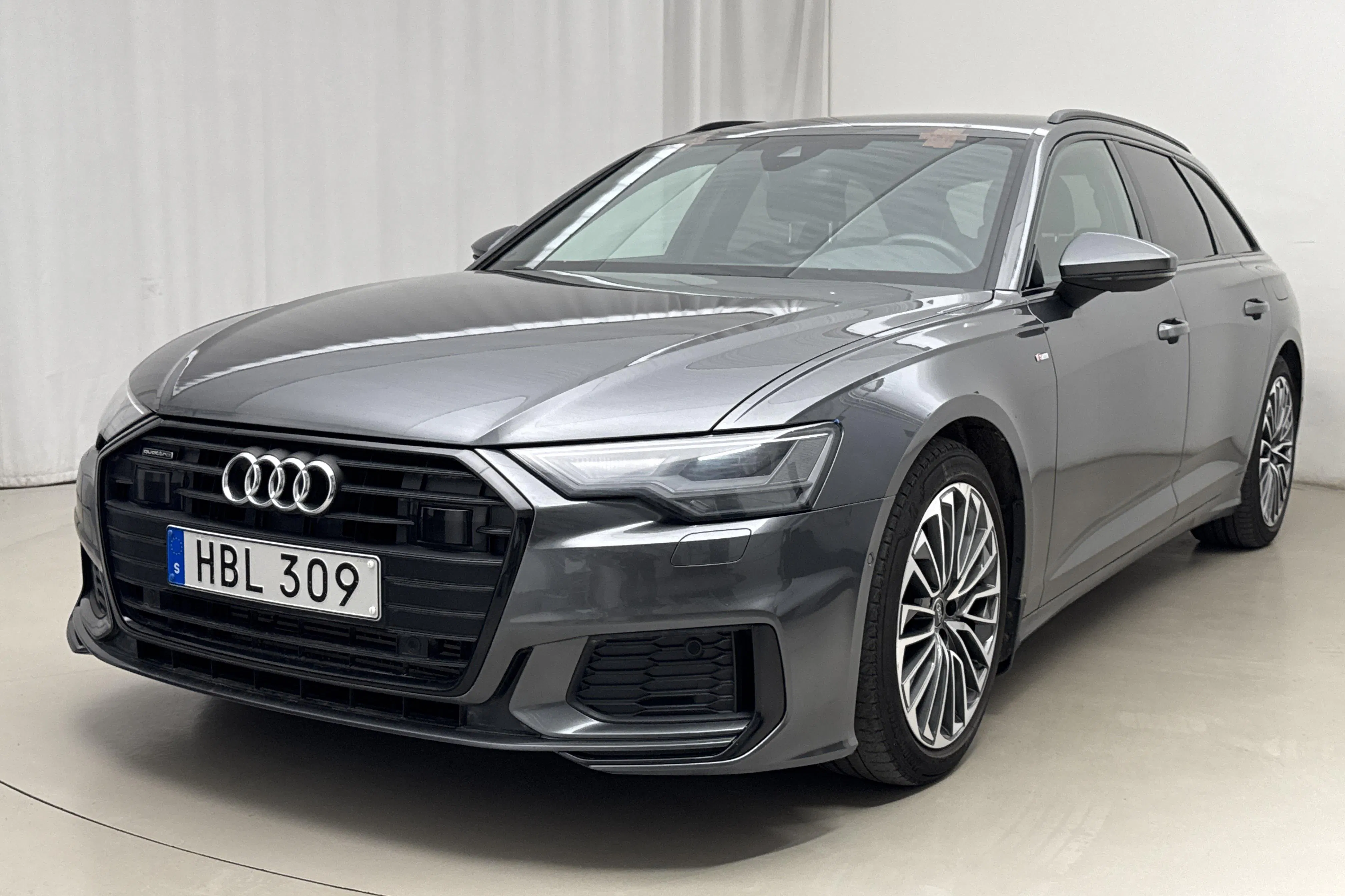 Presentation photo 1 of 20: Audi A6 Avant 55 TFSI e quattro (367hk) - 97 220 km - Automatic - gray - 2023