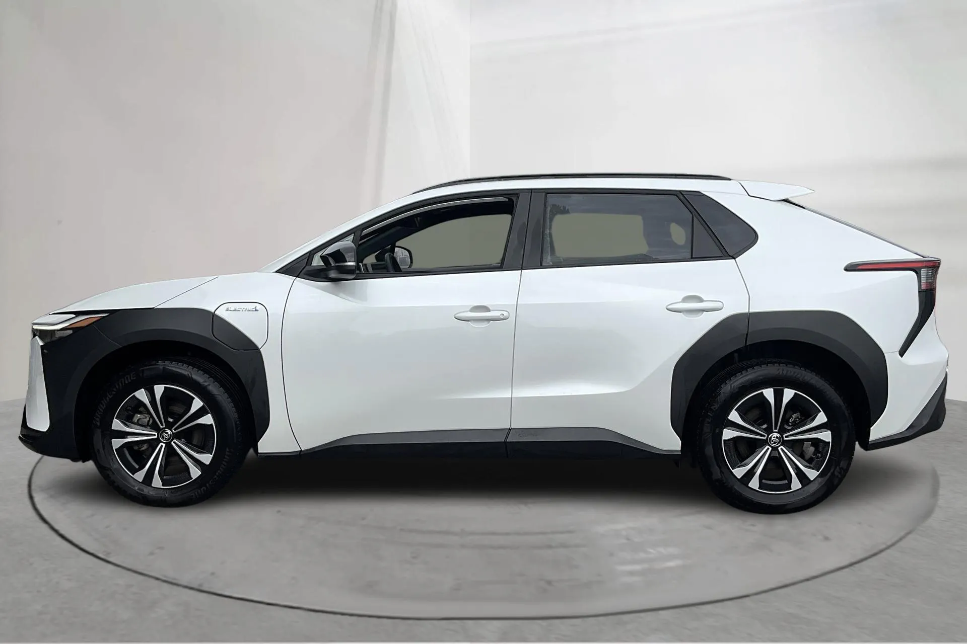 Presentationsfoto 2 av 16: Toyota bZ4X 71.4 kWh (204hk) - 1 627 mil - Automat - vit - 2023