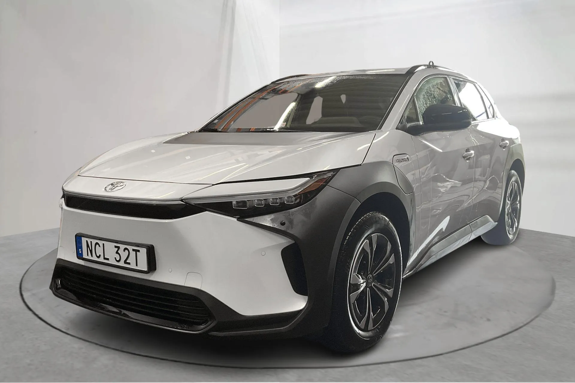 Presentationsfoto 1 av 16: Toyota bZ4X 71.4 kWh (204hk) - 1 627 mil - Automat - vit - 2023