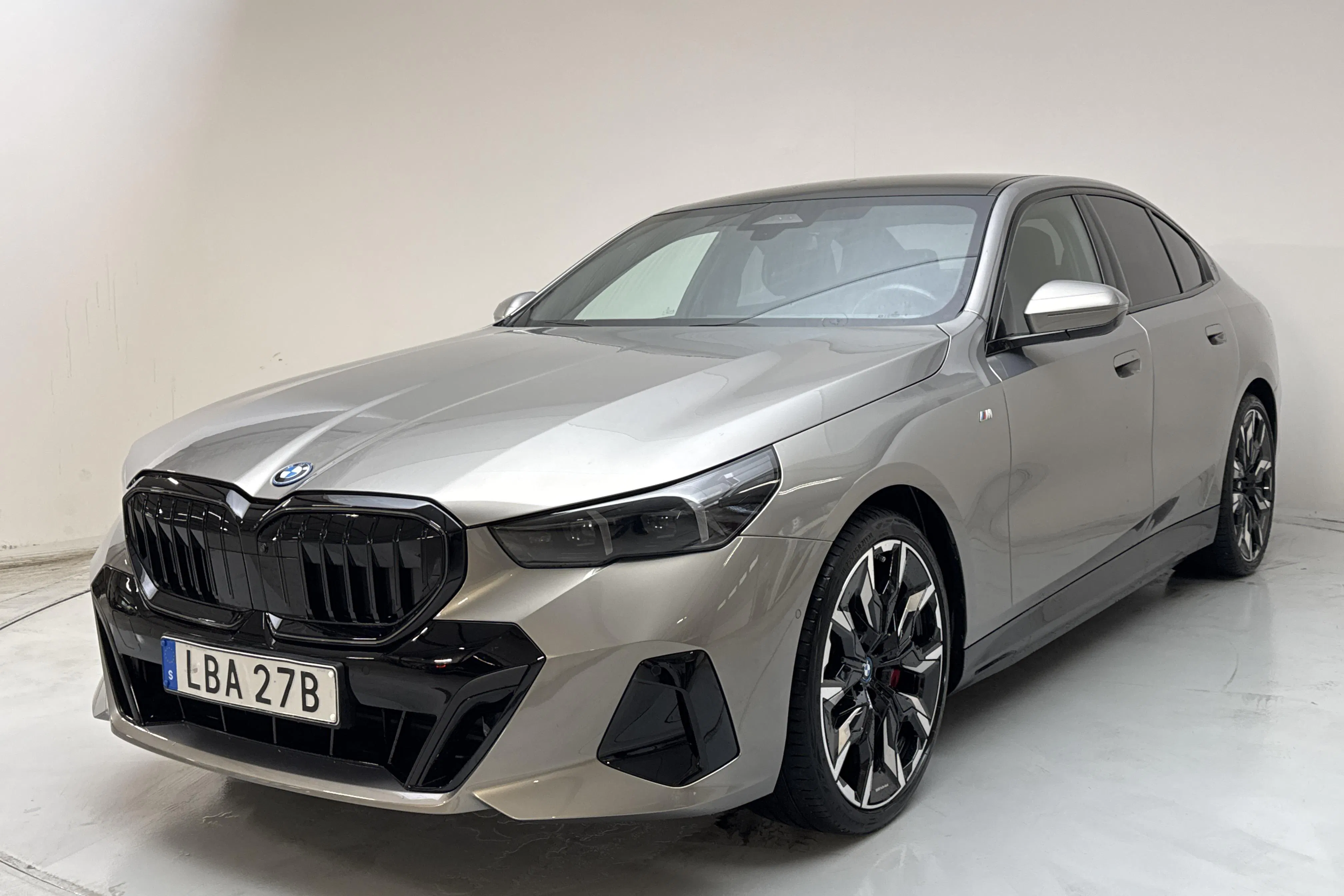 Presentationsfoto 1 av 21: BMW i5 eDrive40 Sedan, G60 (340hk) - 8 672 mil - Automat - grå - 2024