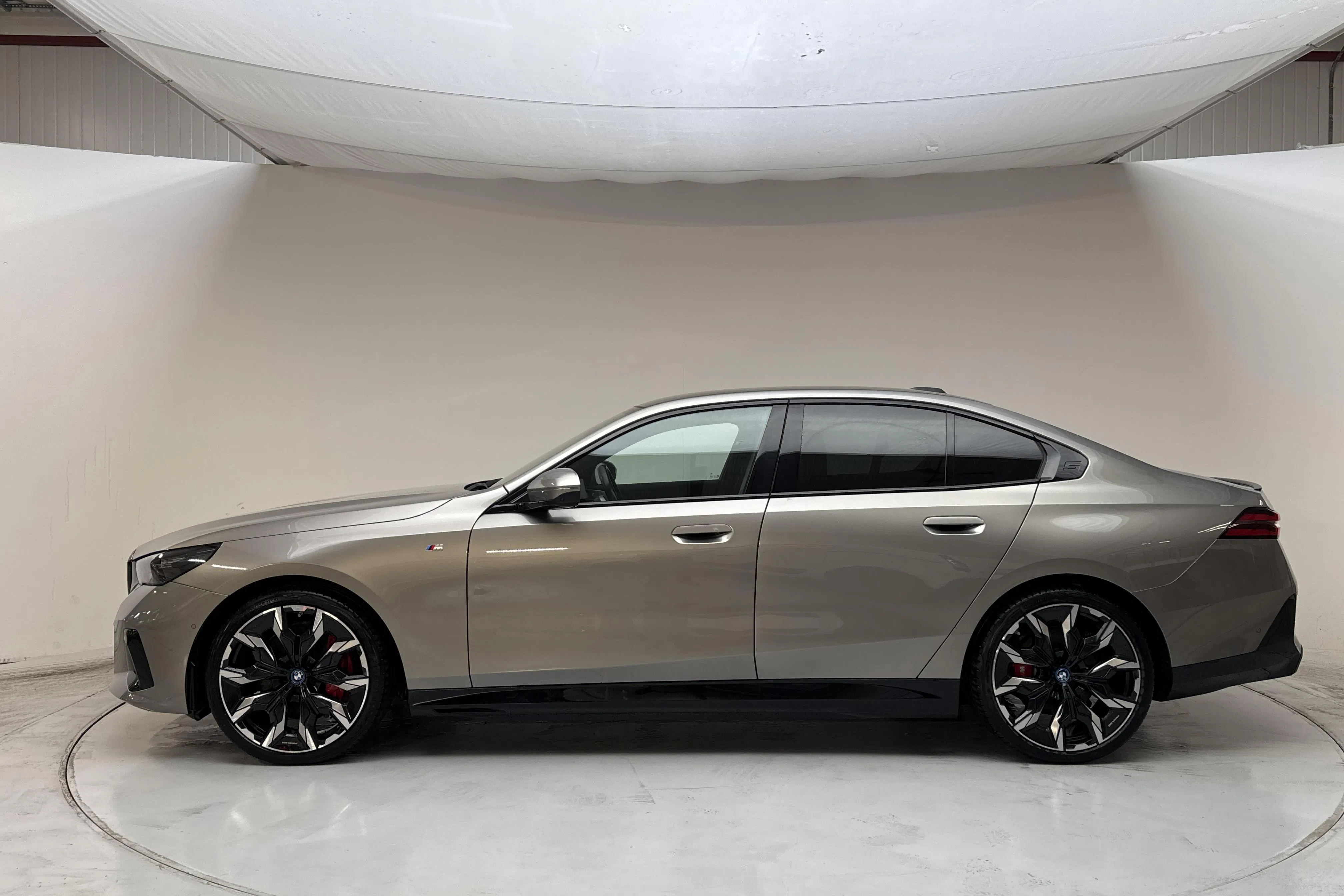 Presentationsfoto 2 av 21: BMW i5 eDrive40 Sedan, G60 (340hk) - 8 672 mil - Automat - grå - 2024