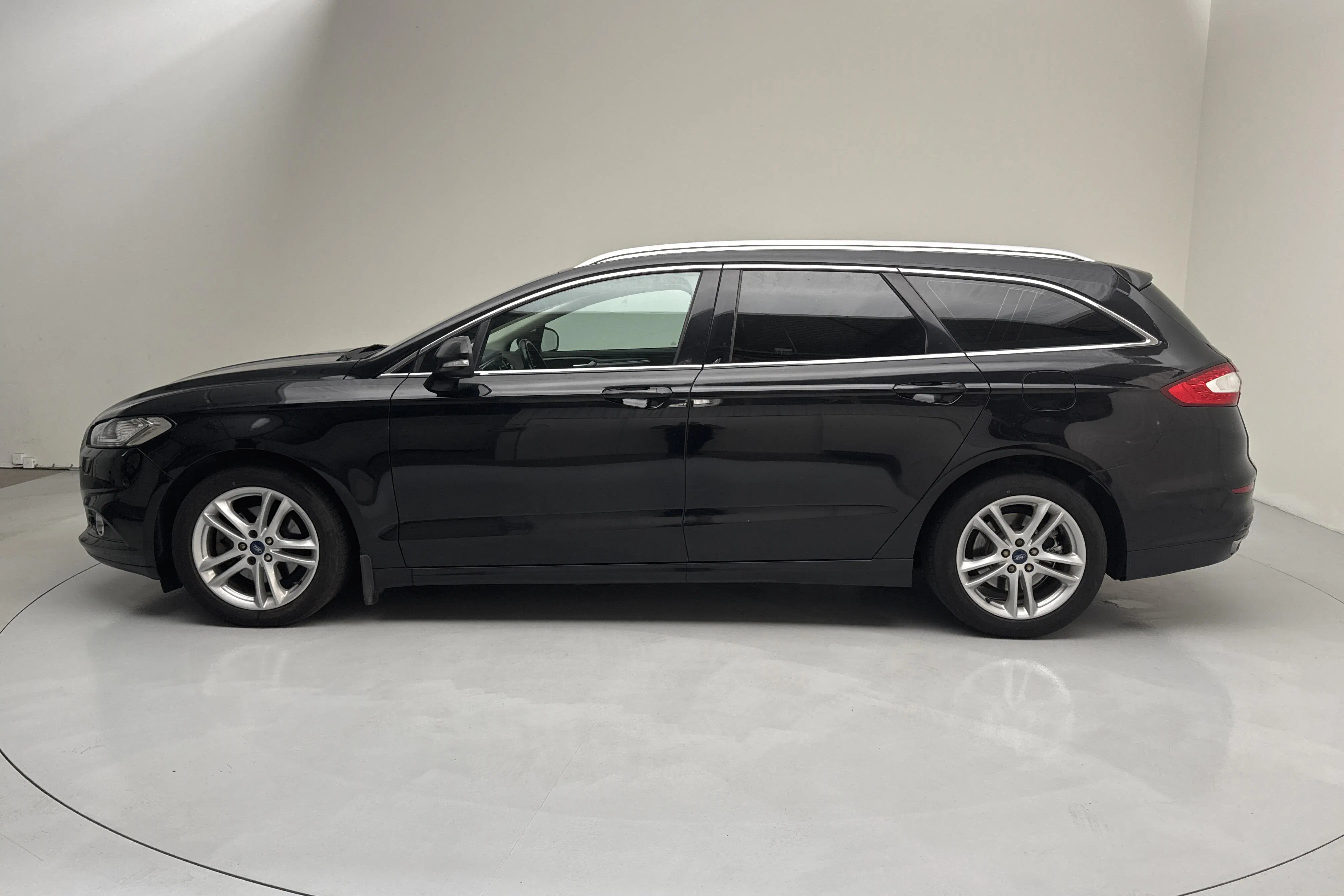Presentationsfoto 2 av 15: Ford Mondeo 2.0 TDCi AWD Kombi (180hk) - 22 559 mil - Automat - svart - 2016