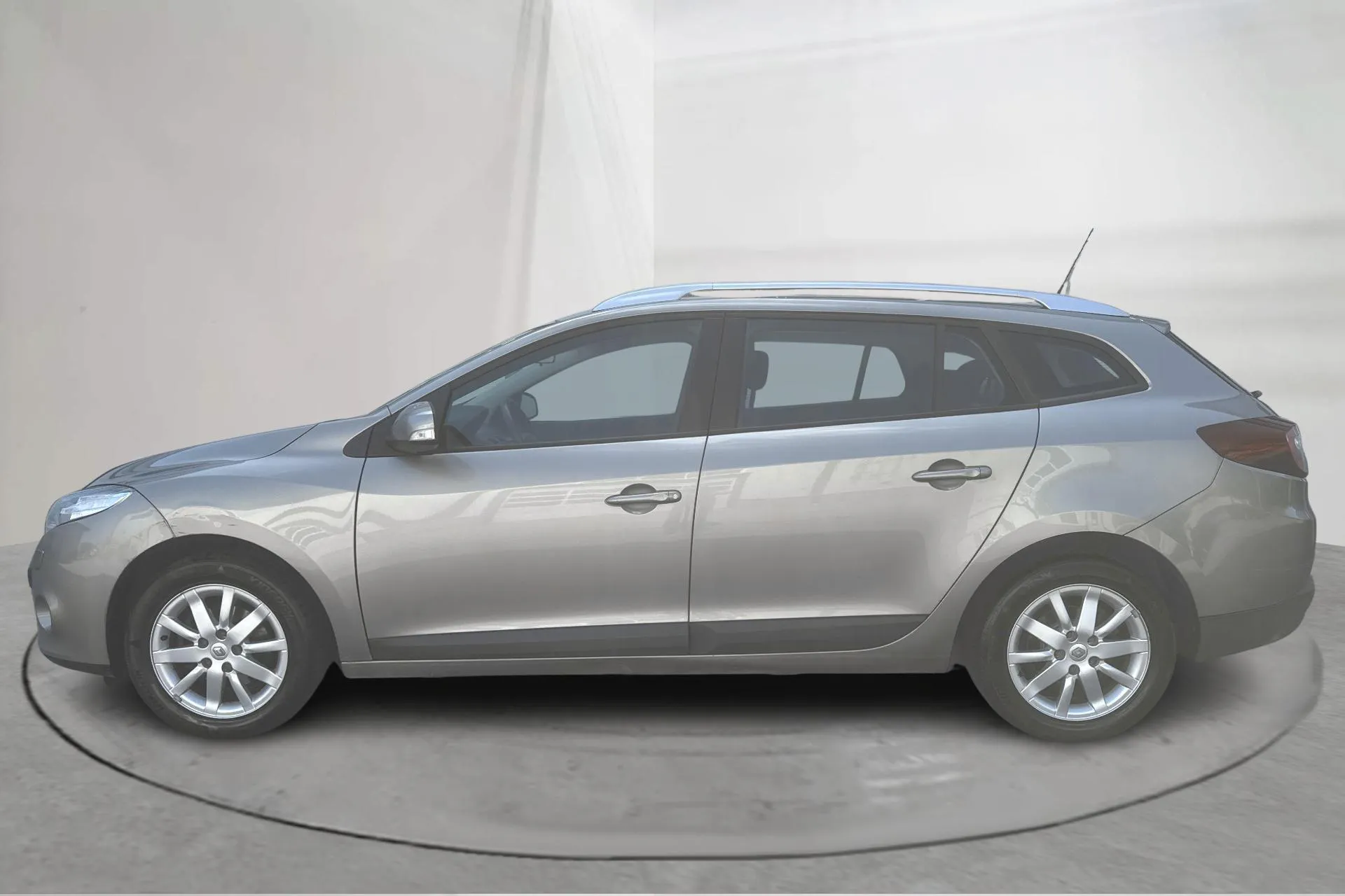 Presentationsfoto 2 av 13: Renault Mégane Phas III 1.6 Eco2 Flex Fuel E85 Sports Tourer (110hk) - 13 951 mil - Manuell - Ljusbrun - 2010