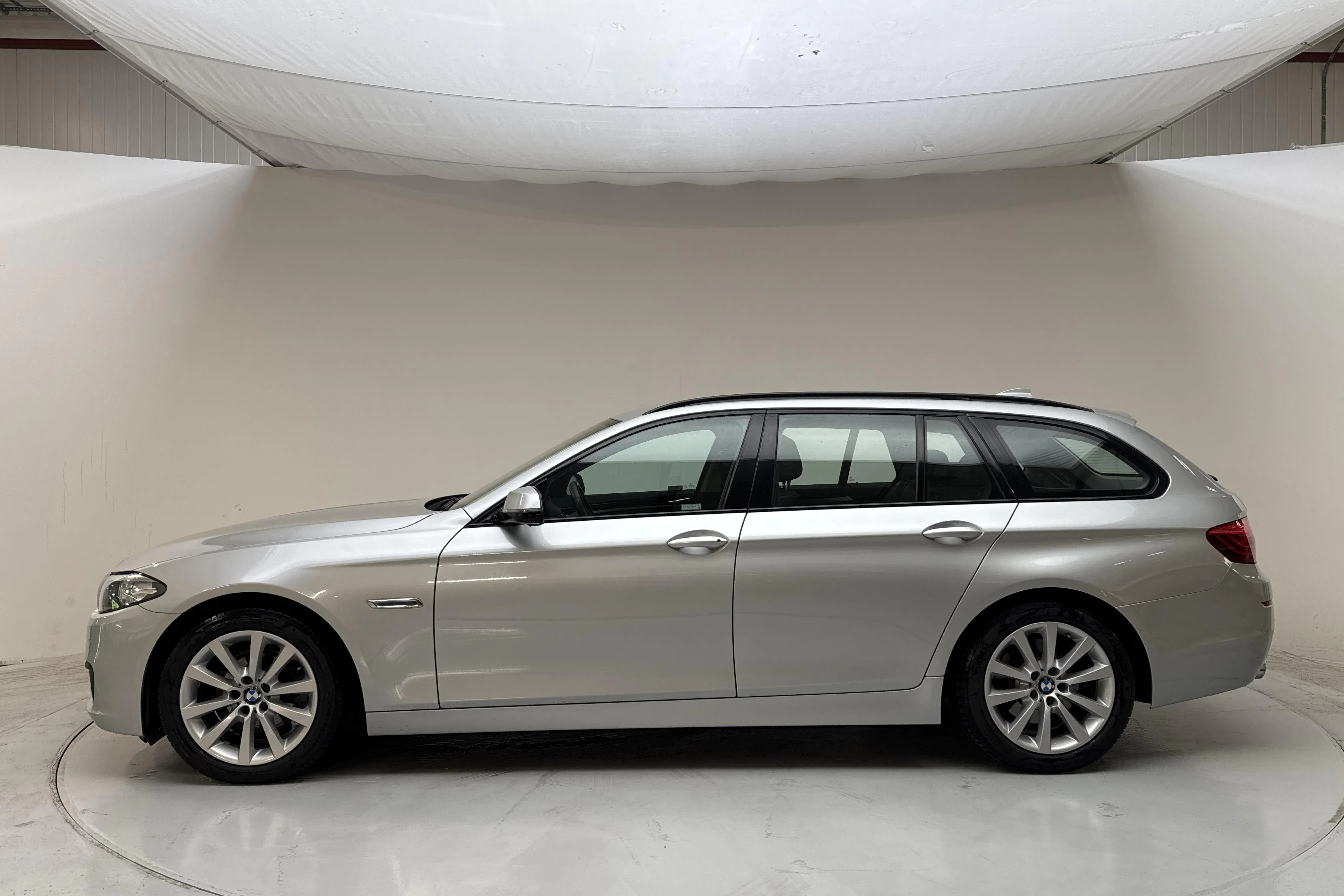 Presentationsfoto 2 av 16: BMW 520d xDrive Touring, F11 (190hk) - 16 265 mil - Automat - silver - 2017