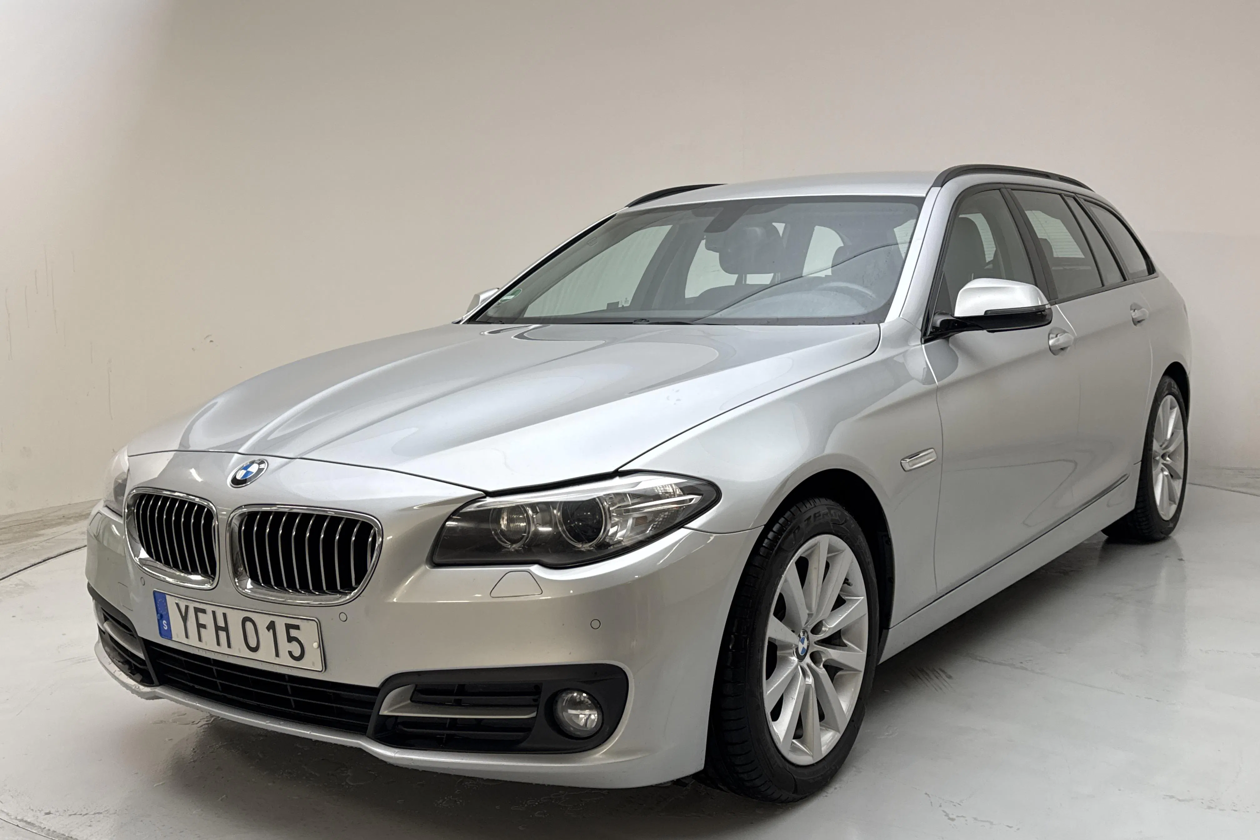 Presentationsfoto 1 av 16: BMW 520d xDrive Touring, F11 (190hk) - 16 265 mil - Automat - silver - 2017