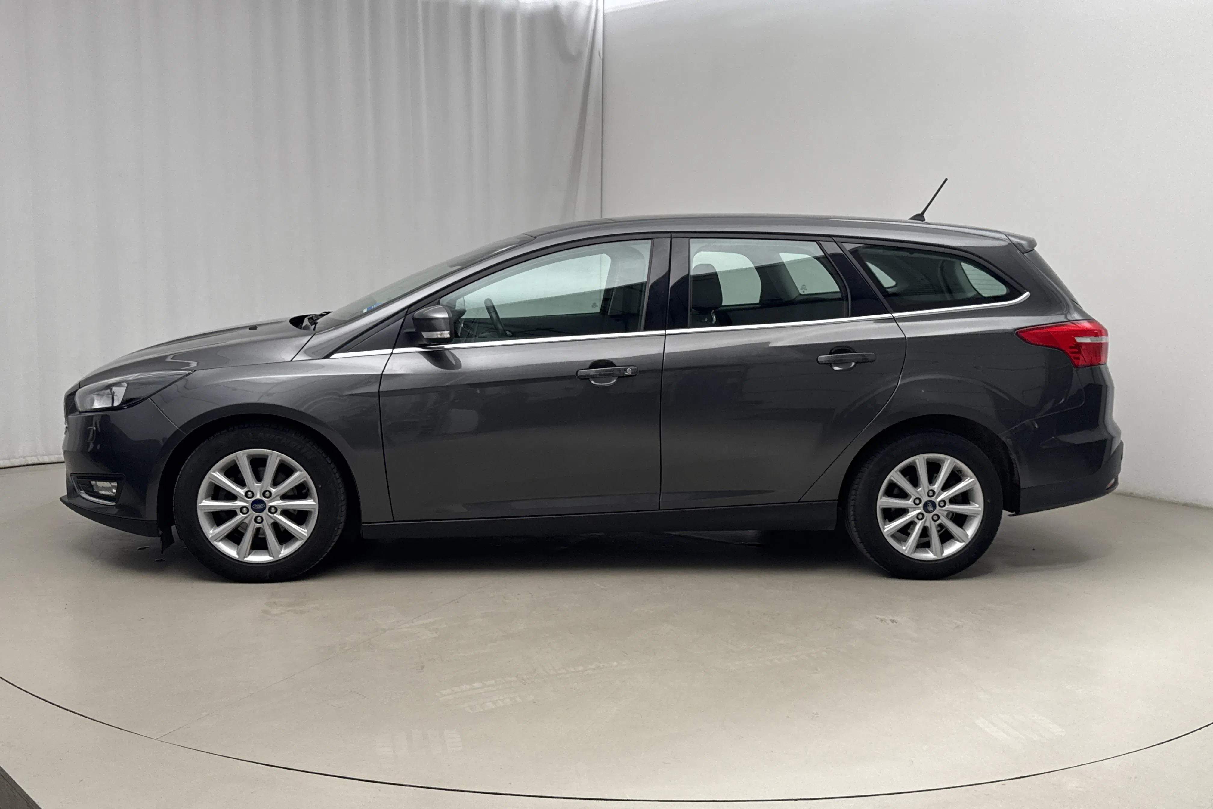 Presentationsfoto 2 av 16: Ford Focus 1.0 EcoBoost Kombi (100hk) - 11 698 mil - Manuell - grå - 2018