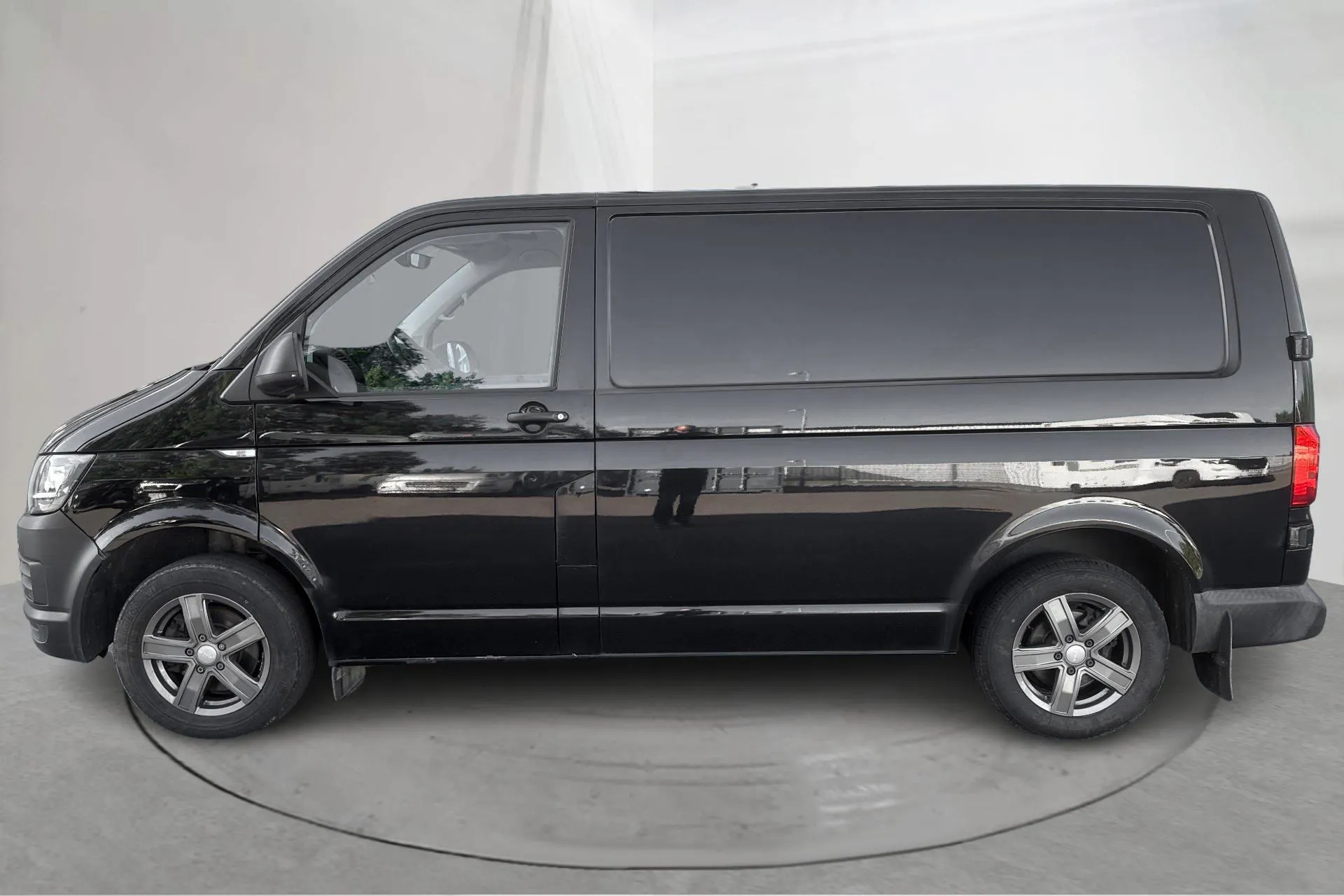 Presentationsfoto 2 av 13: VW Transporter T6 2.0 TDI BMT Skåp (150hk) - 14 942 mil - Automat - svart - 2018