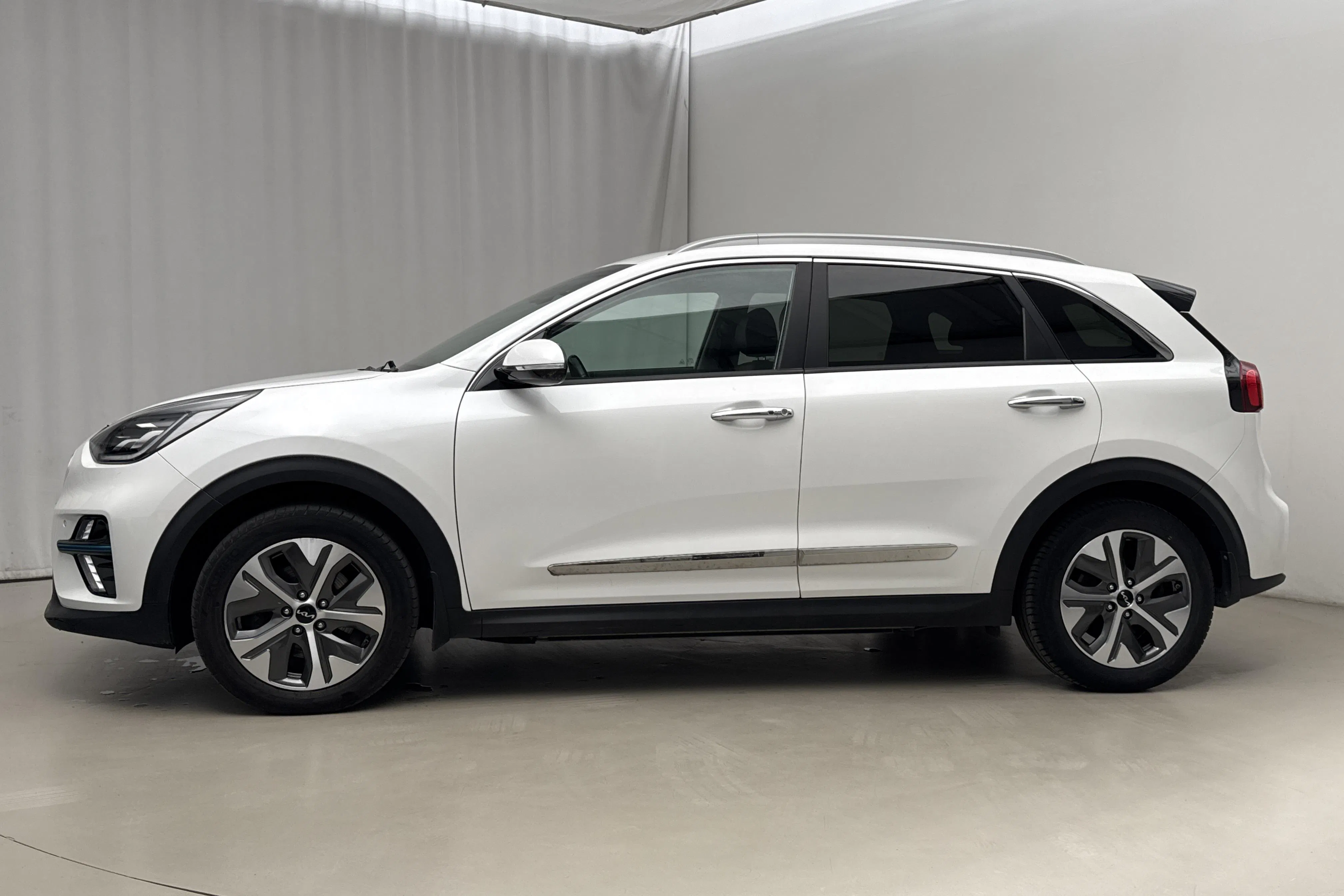 Presentationsfoto 2 av 21: KIA e-Niro 64kWh (204hk) - 9 184 mil - Automat - vit - 2022