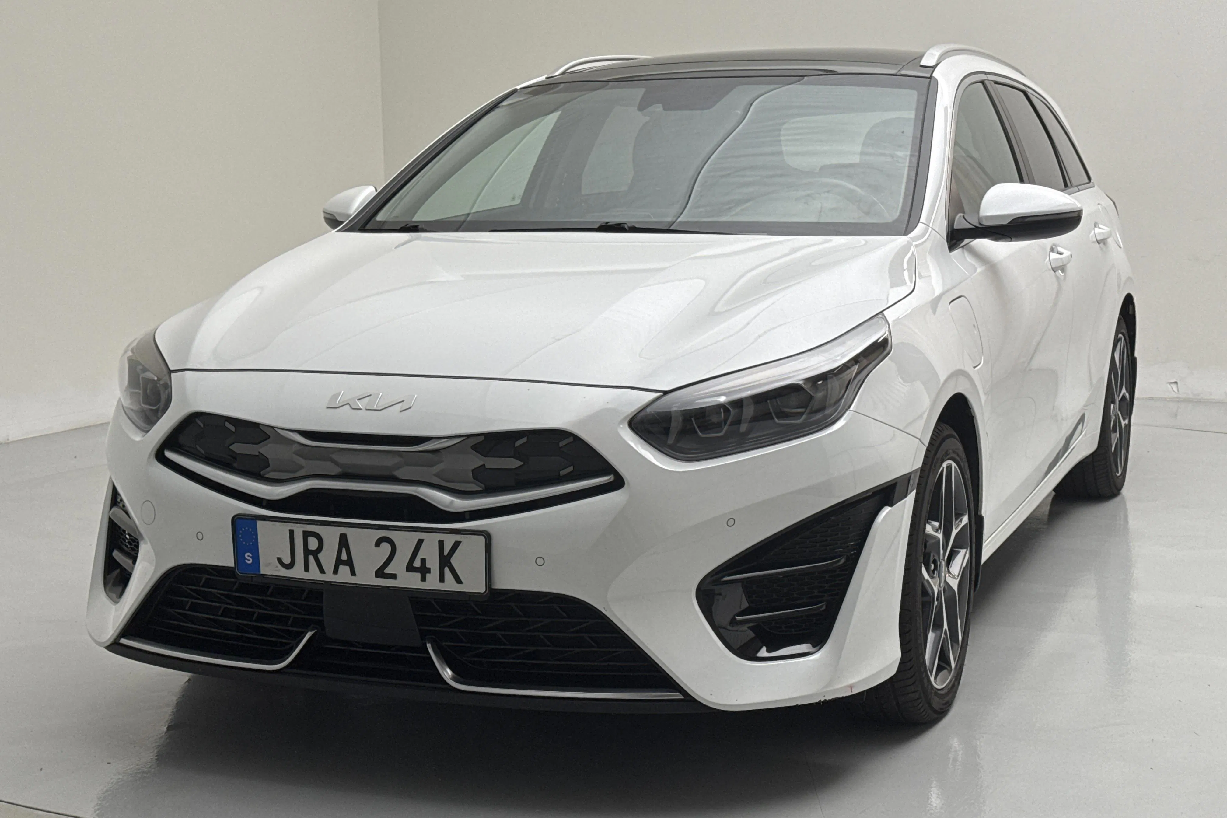 Presentation photo 1 of 18: KIA Ceed 1.6 Plug-in Hybrid SW (141hk) - 80 780 km - Automatic - white - 2023