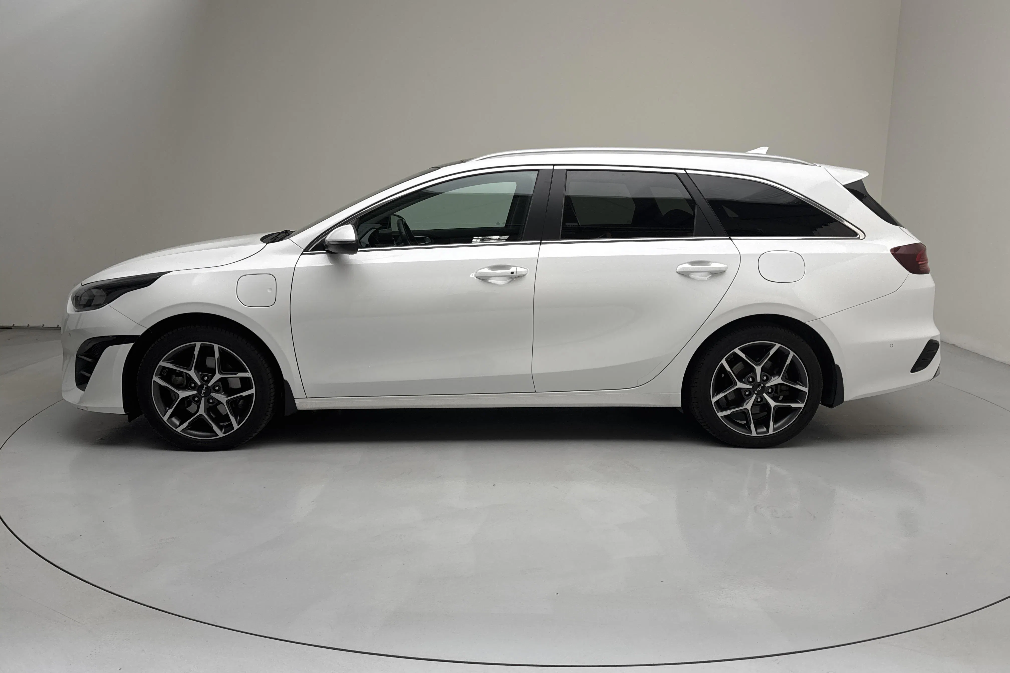 Presentation photo 2 of 18: KIA Ceed 1.6 Plug-in Hybrid SW (141hk) - 80 780 km - Automatic - white - 2023