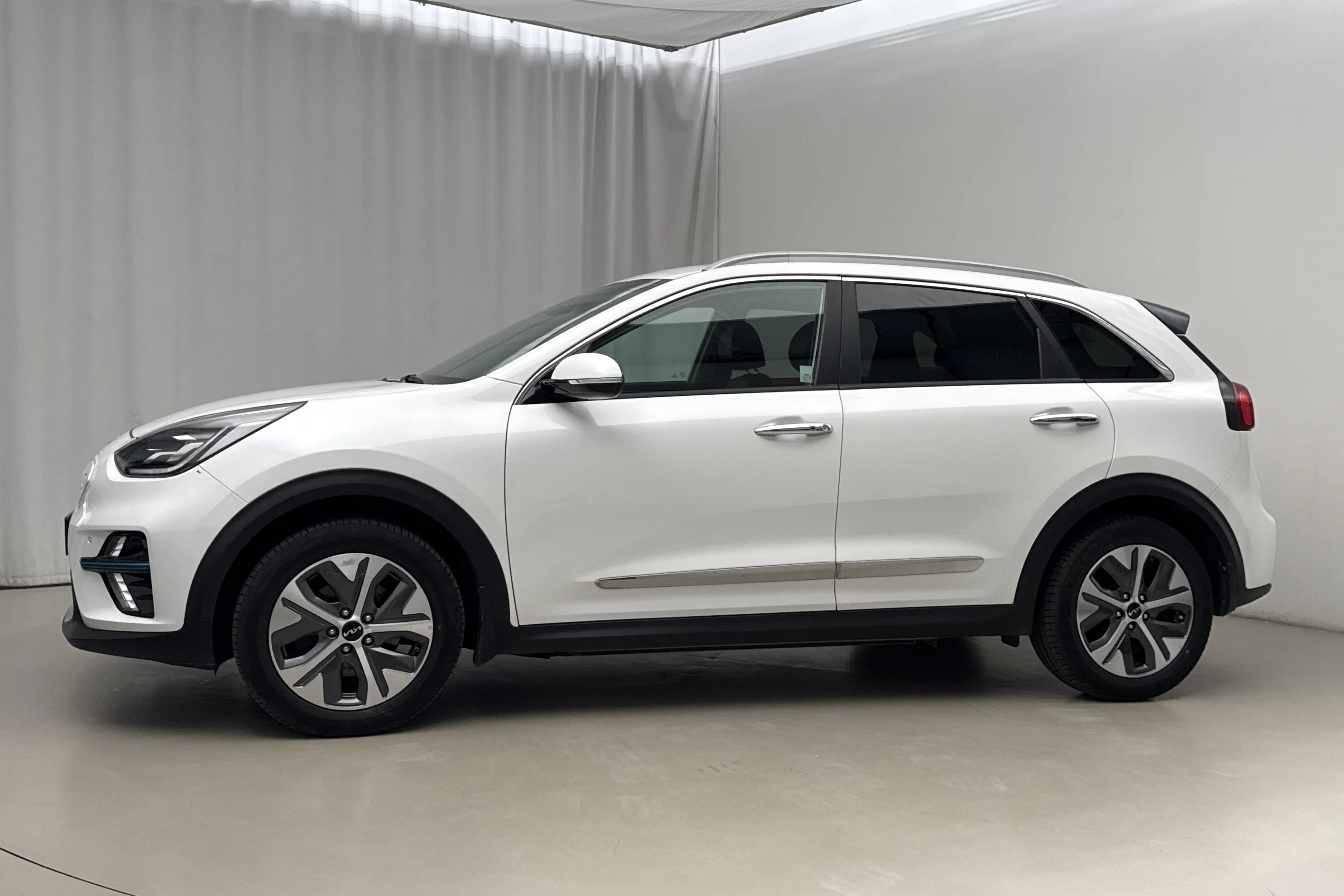 Presentationsfoto 2 av 21: KIA e-Niro 64kWh (204hk) - 5 381 mil - Automat - vit - 2022