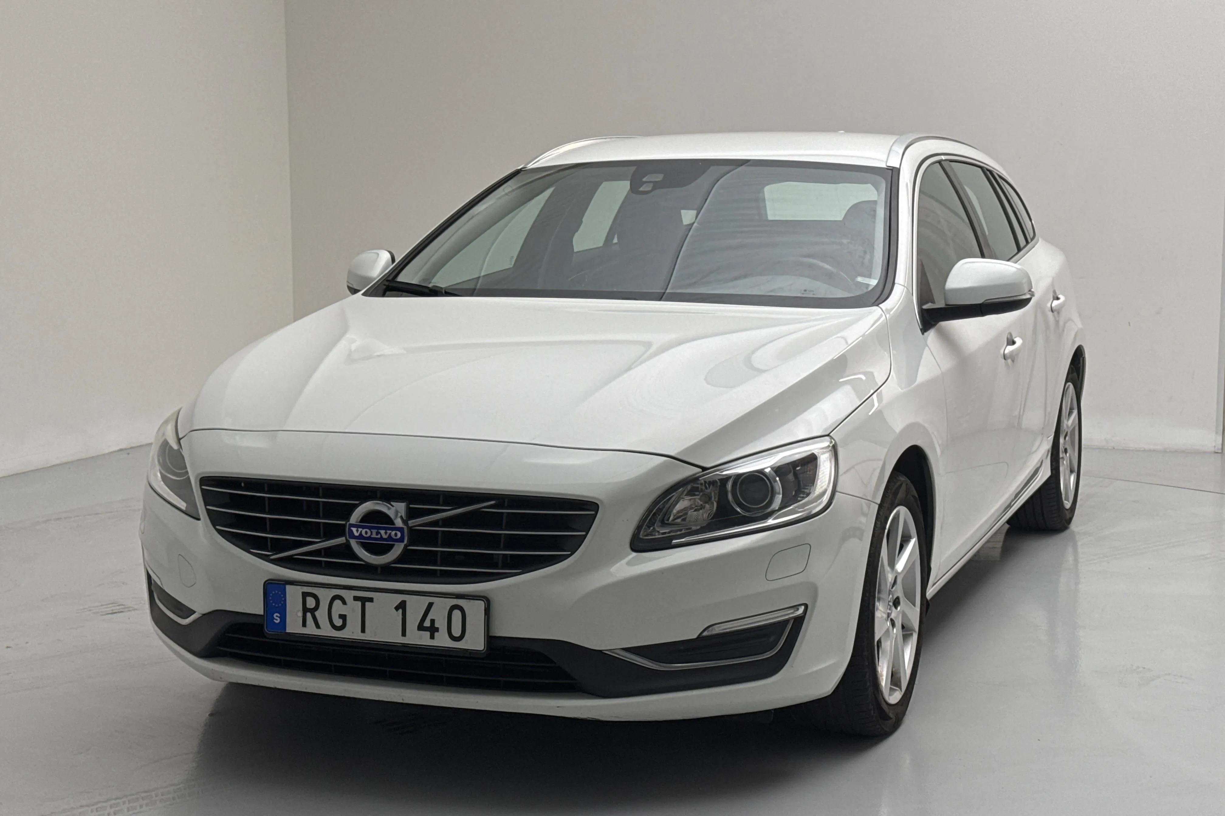 Presentation photo 1 of 16: Volvo V60 T5 Bi-fuel (245hk) - 195 260 km - Automatic - white - 2017