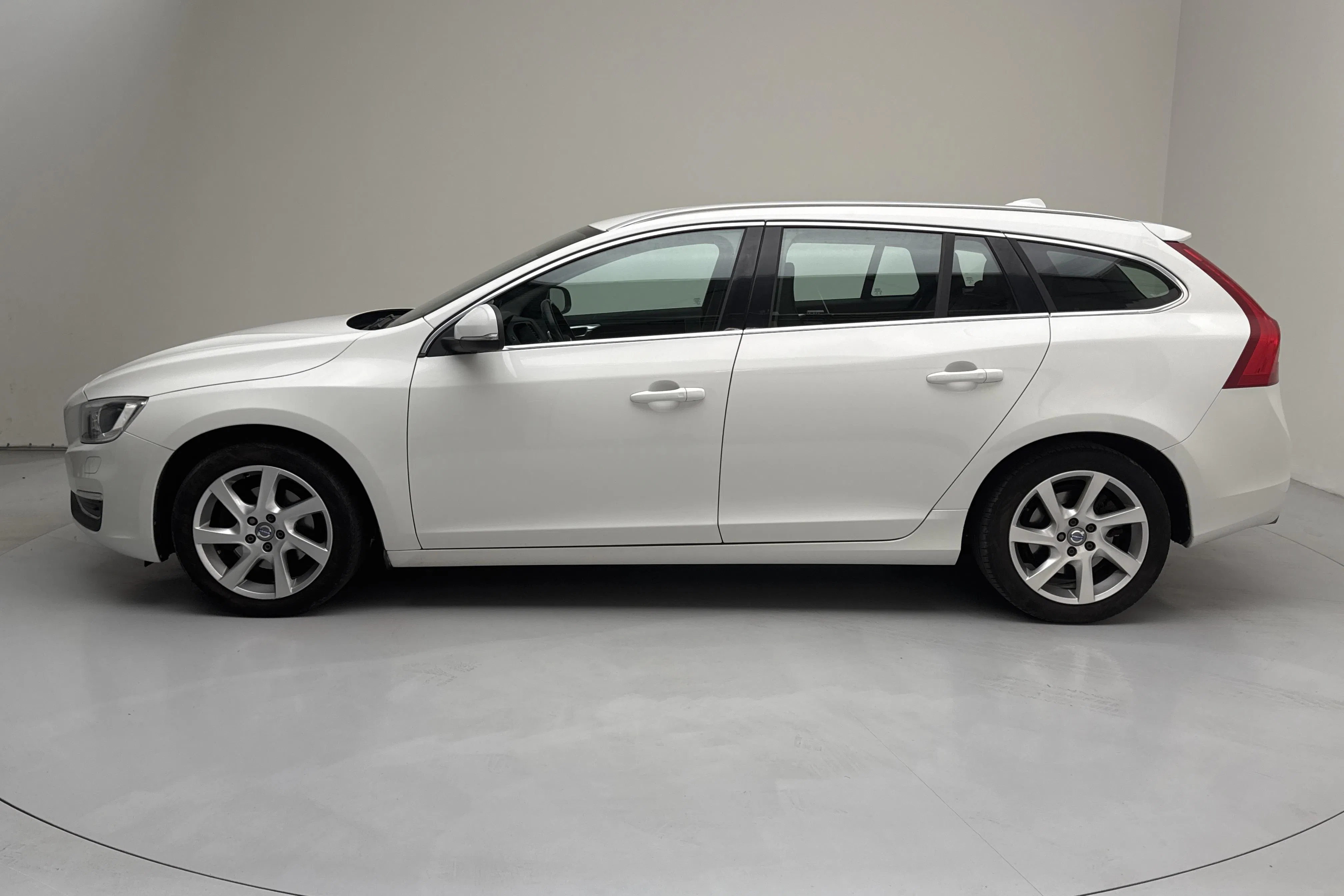 Presentation photo 2 of 16: Volvo V60 T5 Bi-fuel (245hk) - 195 260 km - Automatic - white - 2017