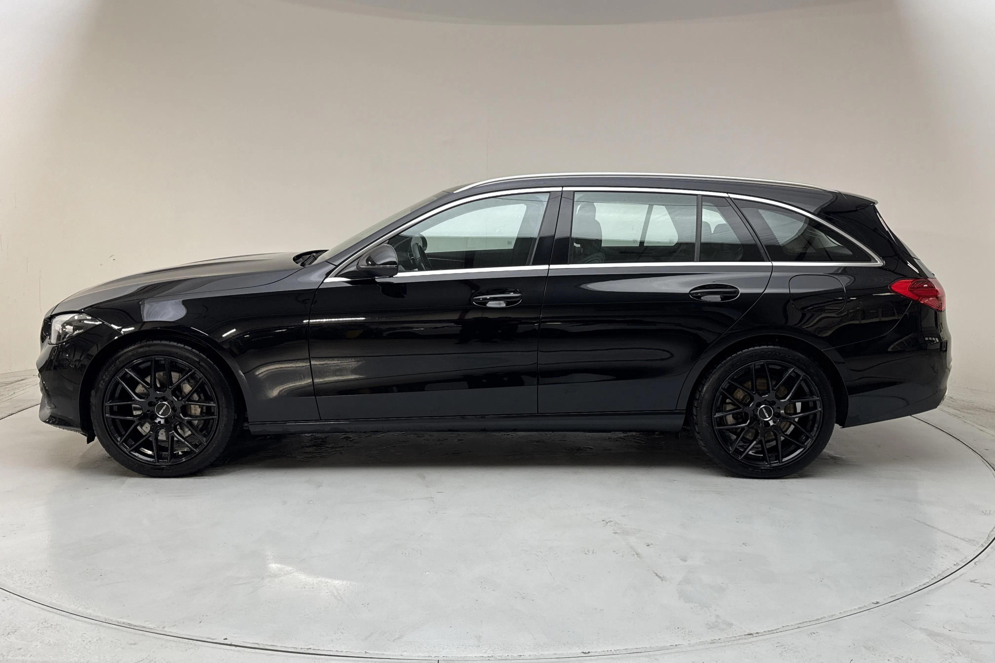 Presentationsfoto 2 av 19: Mercedes C 300 e Kombi S206 (333hk) - 7 138 mil - Automat - svart - 2023