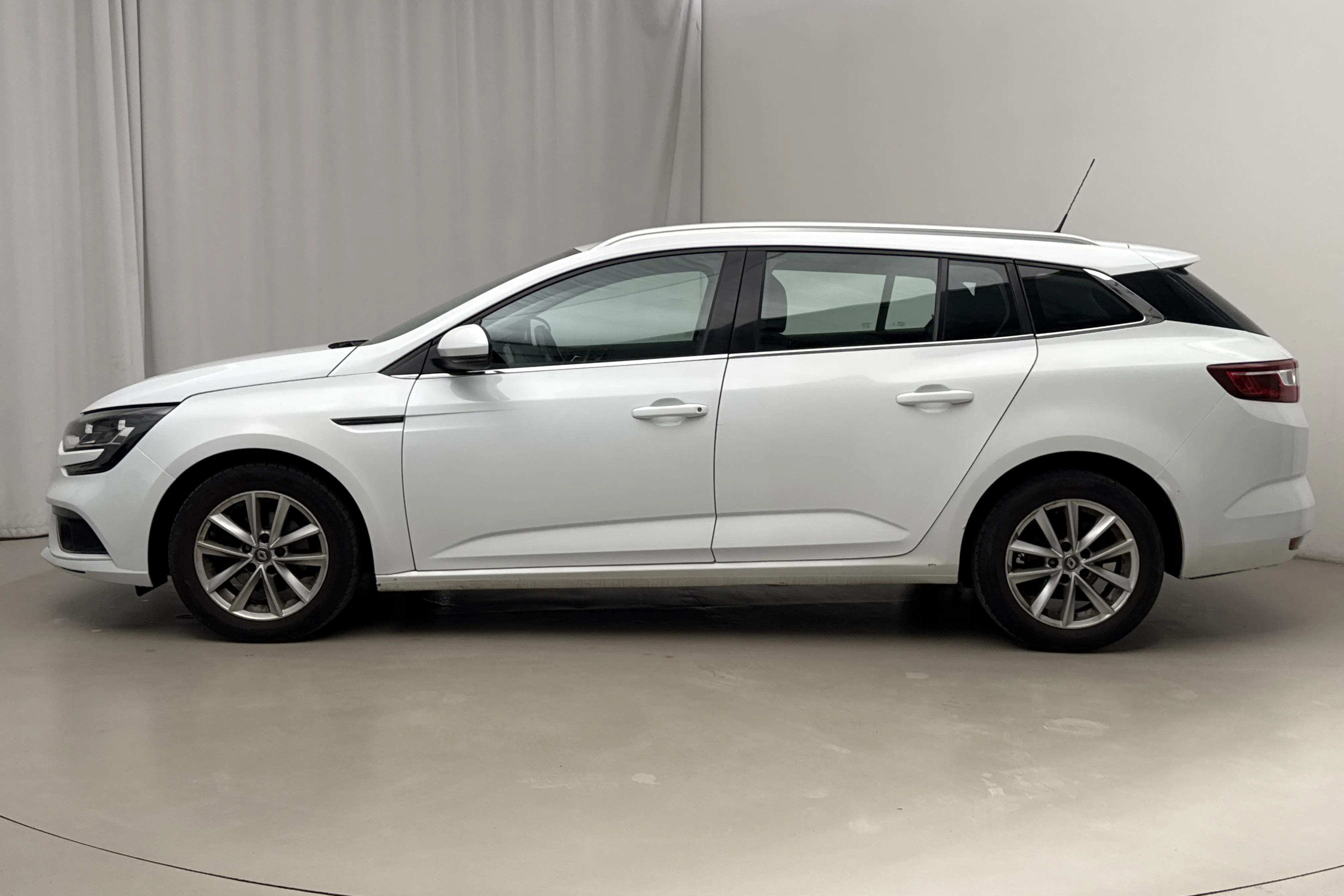 Presentationsfoto 2 av 14: Renault Mégane 1.5 dCi Sport Tourer (110hk) - 20 854 mil - Automat - vit - 2017