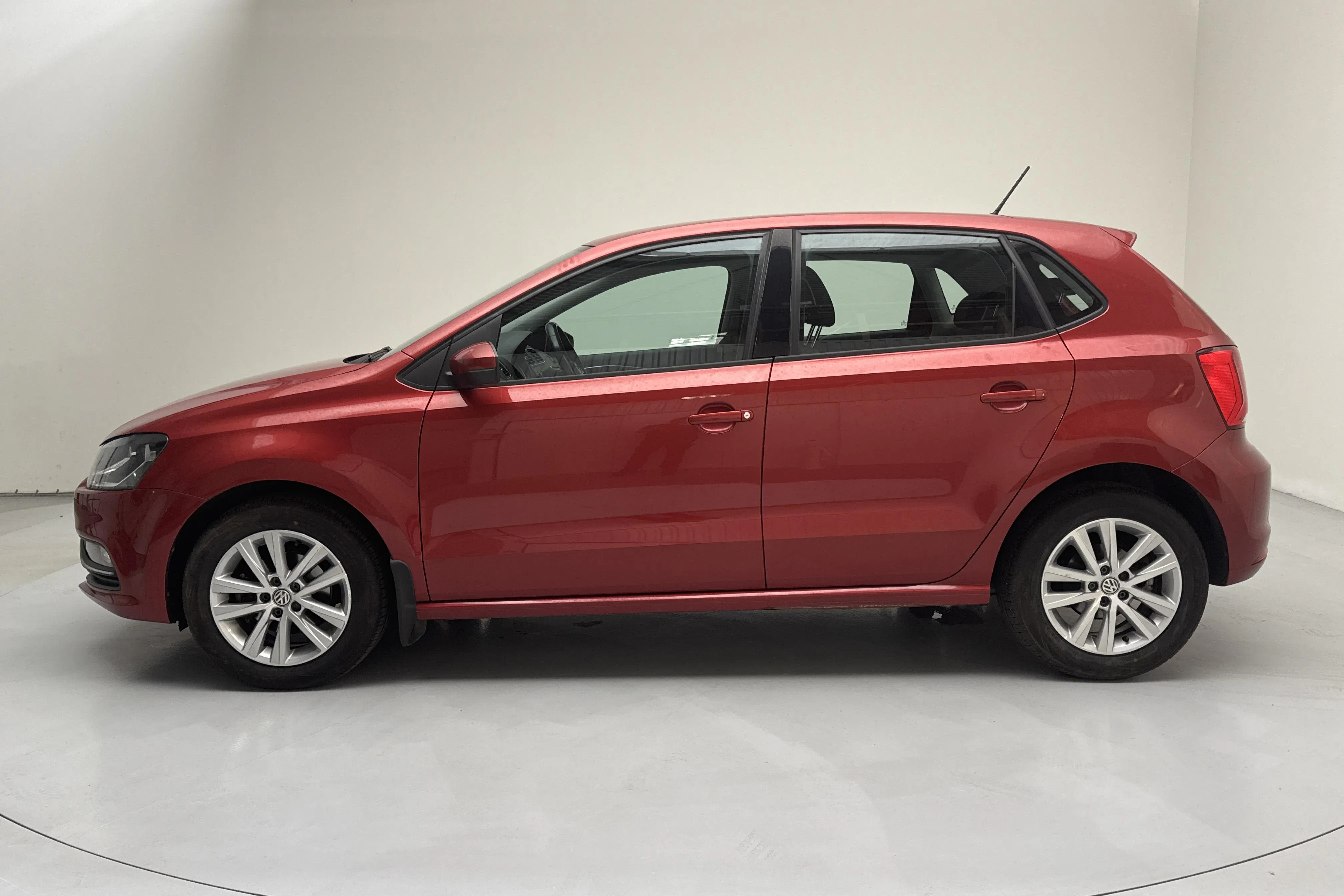 Presentationsfoto 2 av 12: VW Polo 1.2 TSI 5dr (90hk) - 9 225 mil - Manuell - röd - 2016