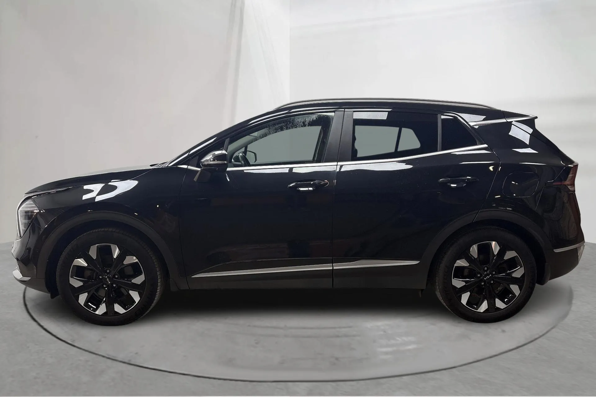 Presentationsfoto 2 av 21: KIA Sportage PHEV AWD (265hk) - 6 919 mil - Automat - svart - 2024