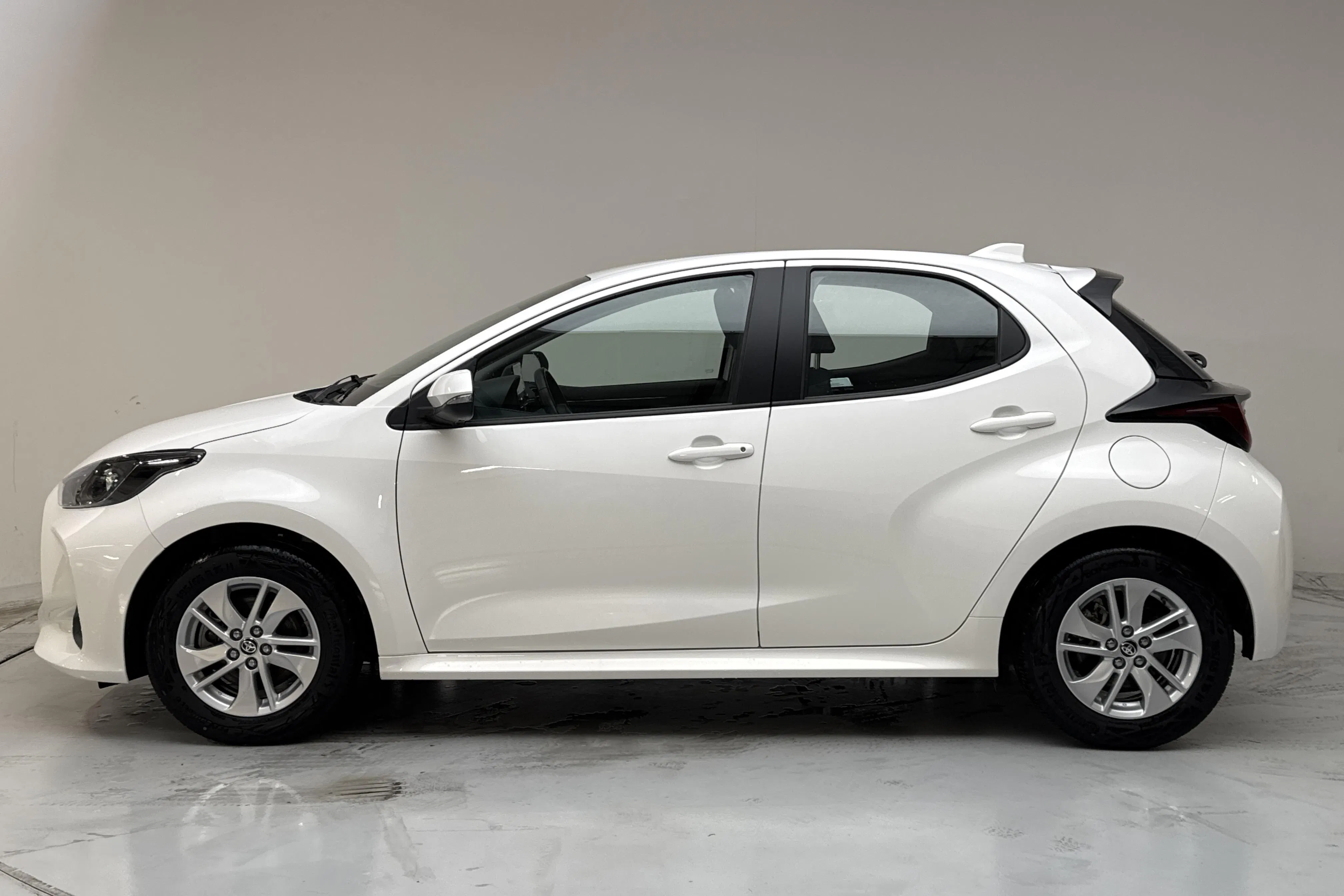 Presentationsfoto 2 av 12: Toyota Yaris 1.5 Hybrid 5dr (116hk) - 3 990 mil - Automat - vit - 2023