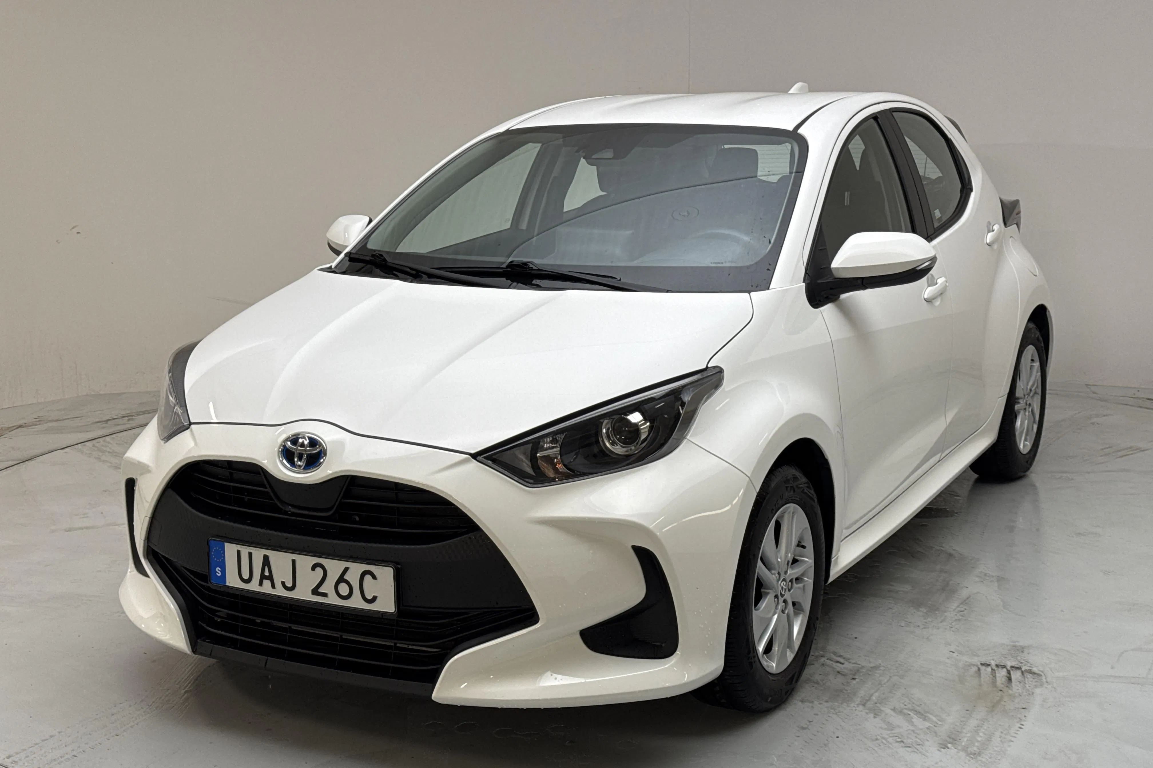 Presentationsfoto 1 av 12: Toyota Yaris 1.5 Hybrid 5dr (116hk) - 3 990 mil - Automat - vit - 2023