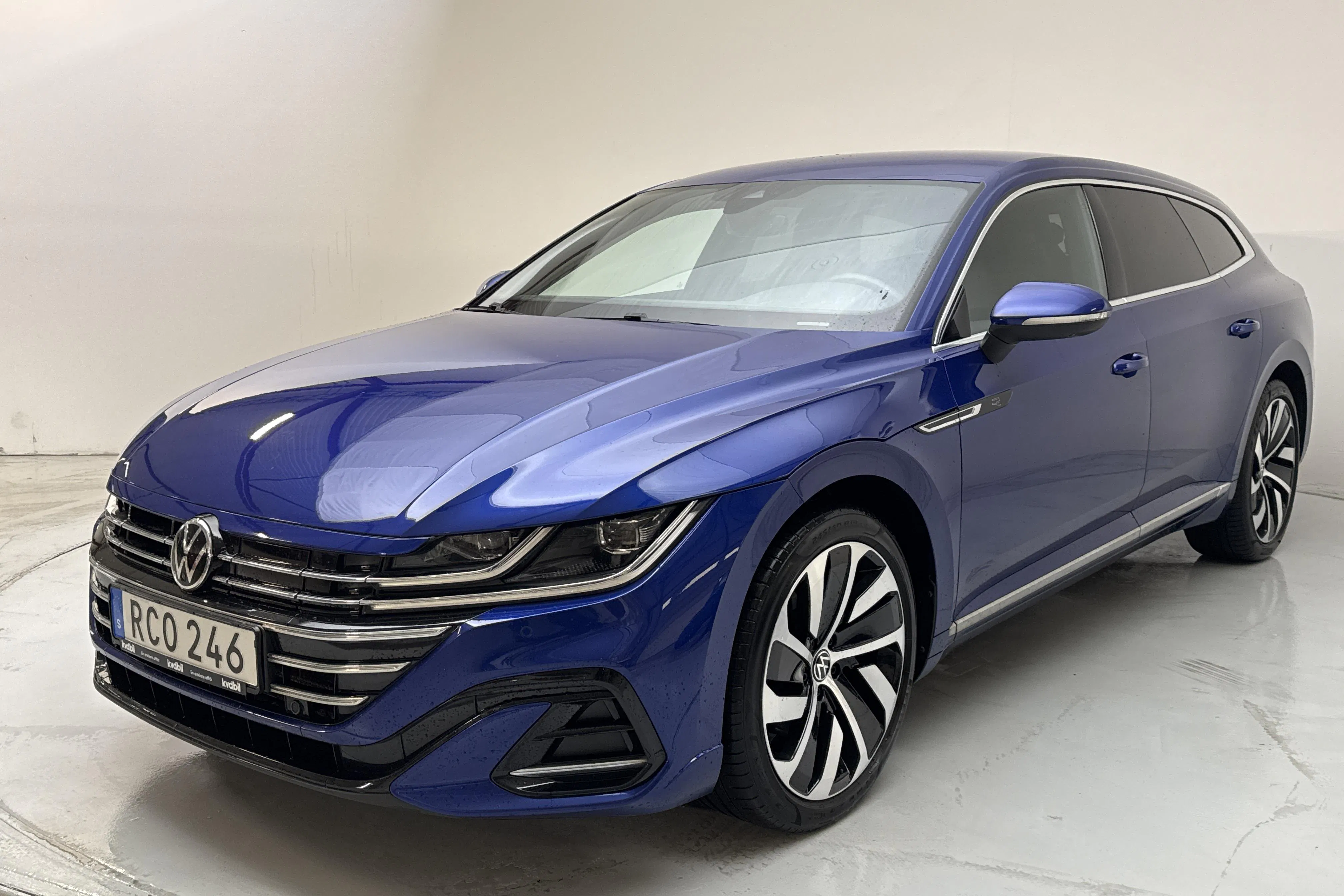 Presentationsfoto 1 av 22: VW Arteon Shooting Brake eHybrid 1.4 TSI (218hk) - 10 547 mil - Automat - blå - 2021