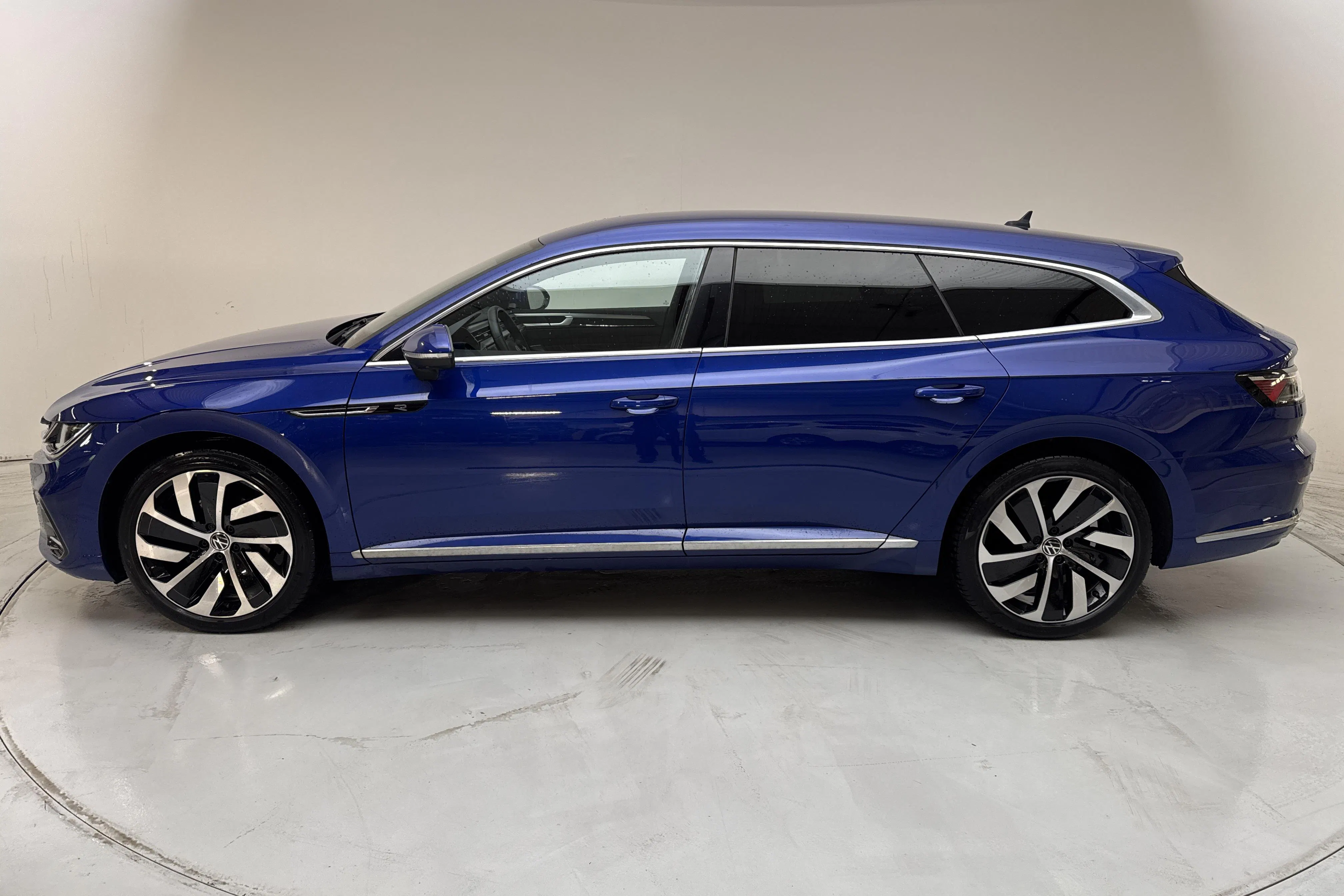 Presentationsfoto 2 av 22: VW Arteon Shooting Brake eHybrid 1.4 TSI (218hk) - 10 547 mil - Automat - blå - 2021