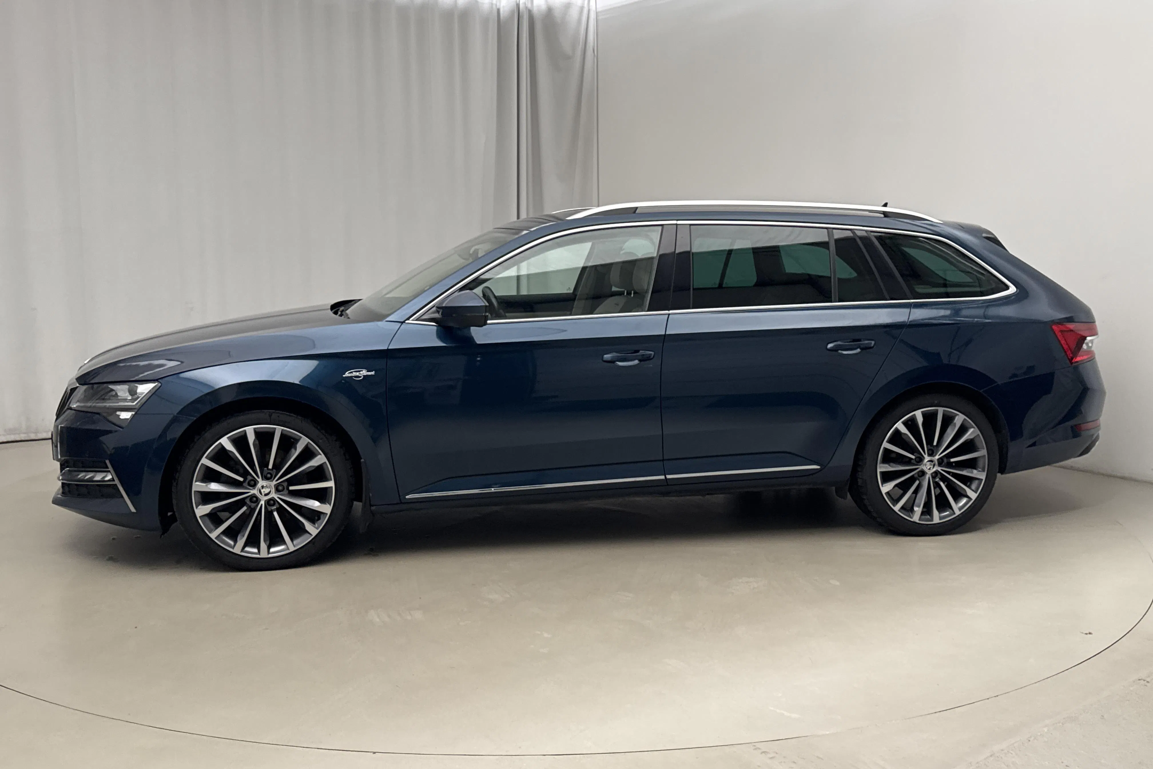 Presentation photo 2 of 17: Skoda Superb 1.4 TSI PHEV Kombi (218hk) - 185 700 km - Automatic - blue - 2021