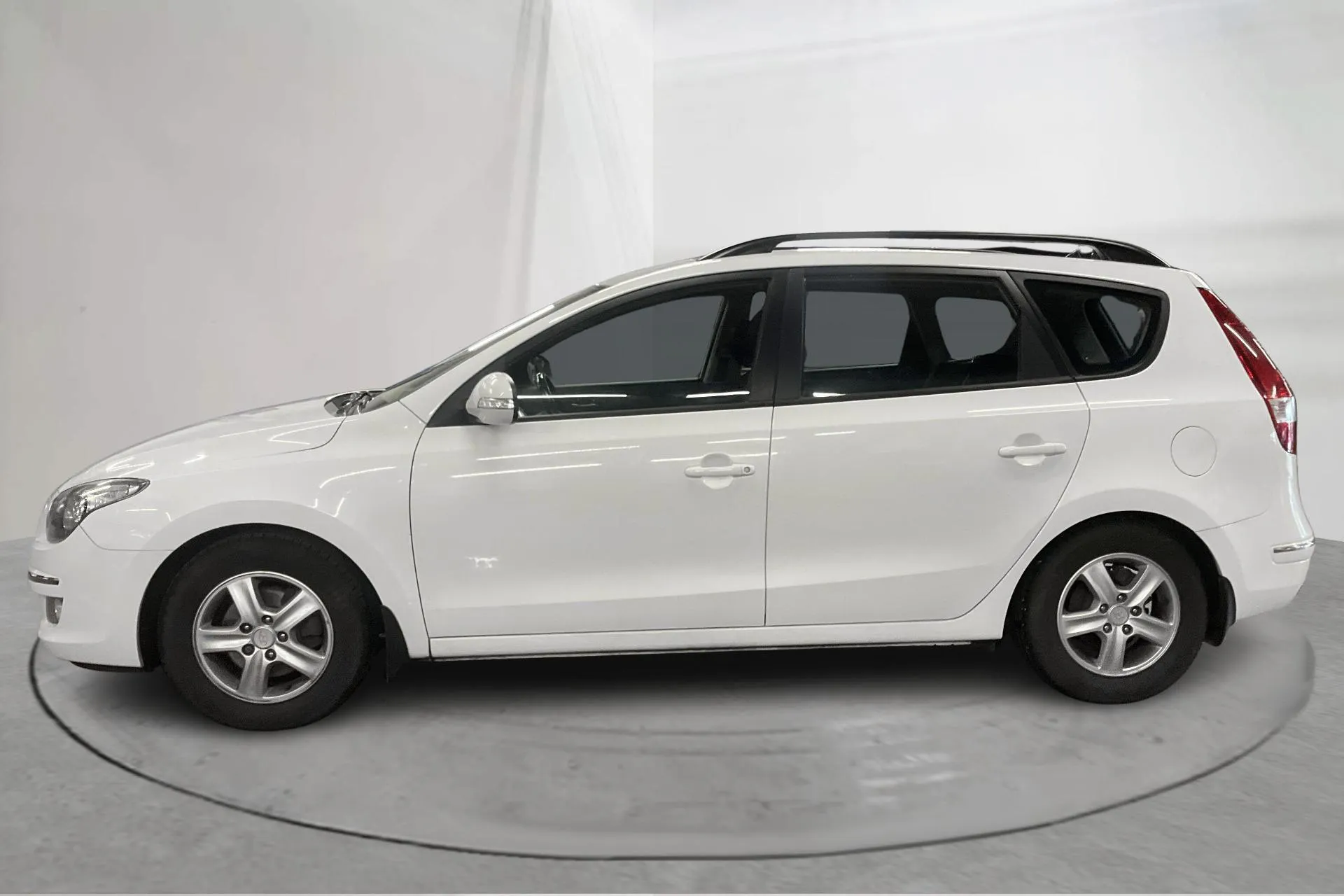 Presentationsfoto 2 av 14: Hyundai i30 1.6 CRDi Kombi (115hk) - 18 664 mil - Automat - vit - 2010