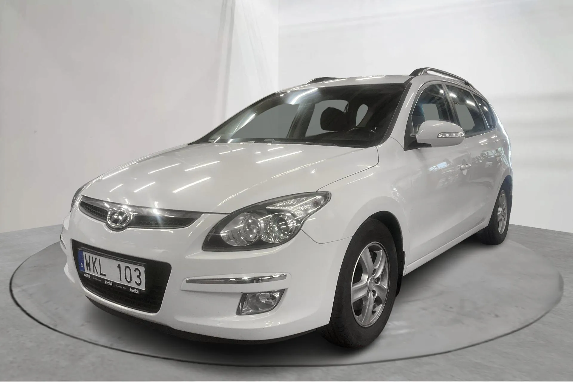 Presentationsfoto 1 av 14: Hyundai i30 1.6 CRDi Kombi (115hk) - 18 664 mil - Automat - vit - 2010