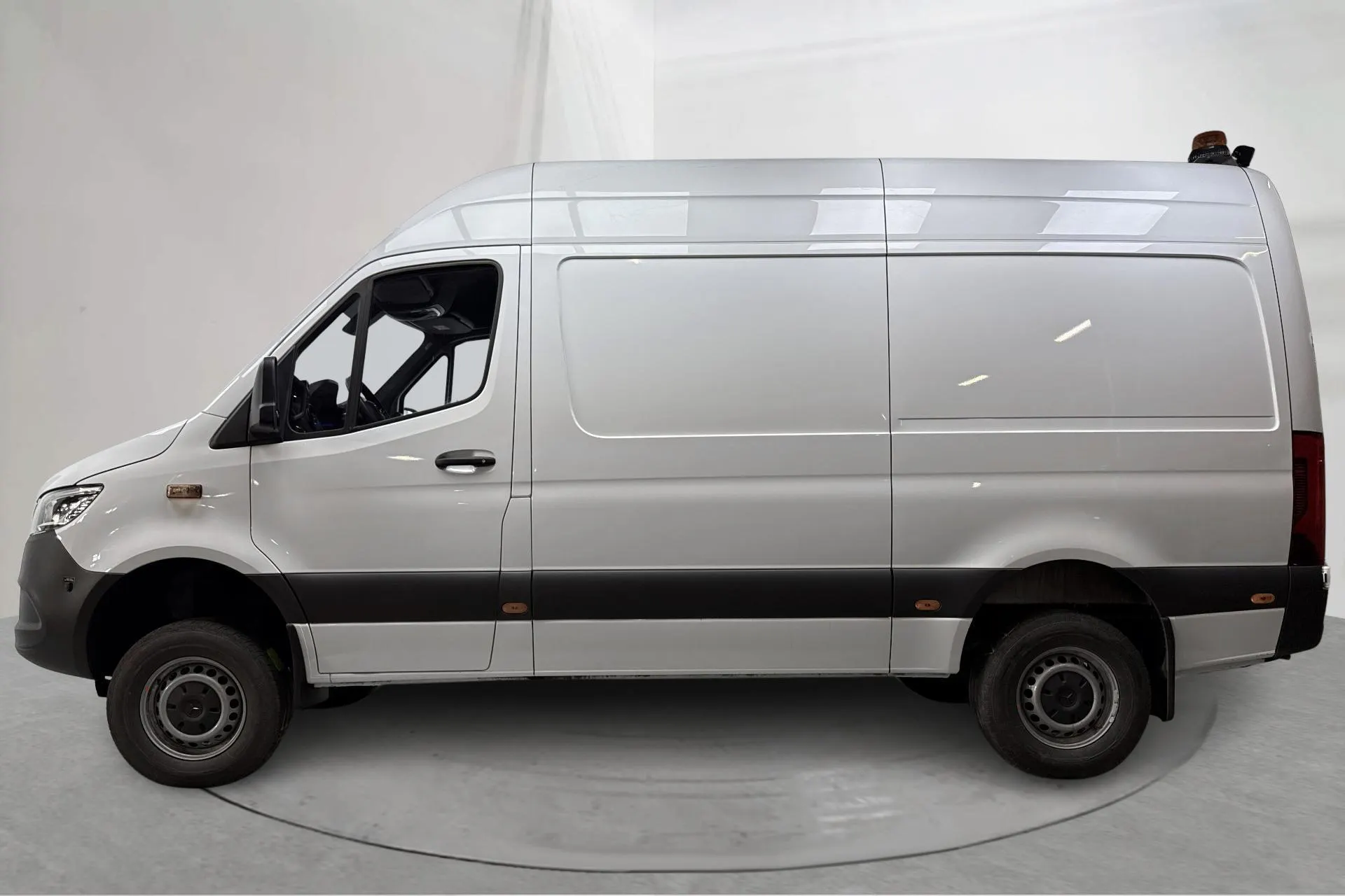 Zdjęcie prezentacyjne 2 z 19: Mercedes Sprinter 319 CDI Skåp 4MATIC (190hk) - 90 970 km - Automatyczna - biały - 2024