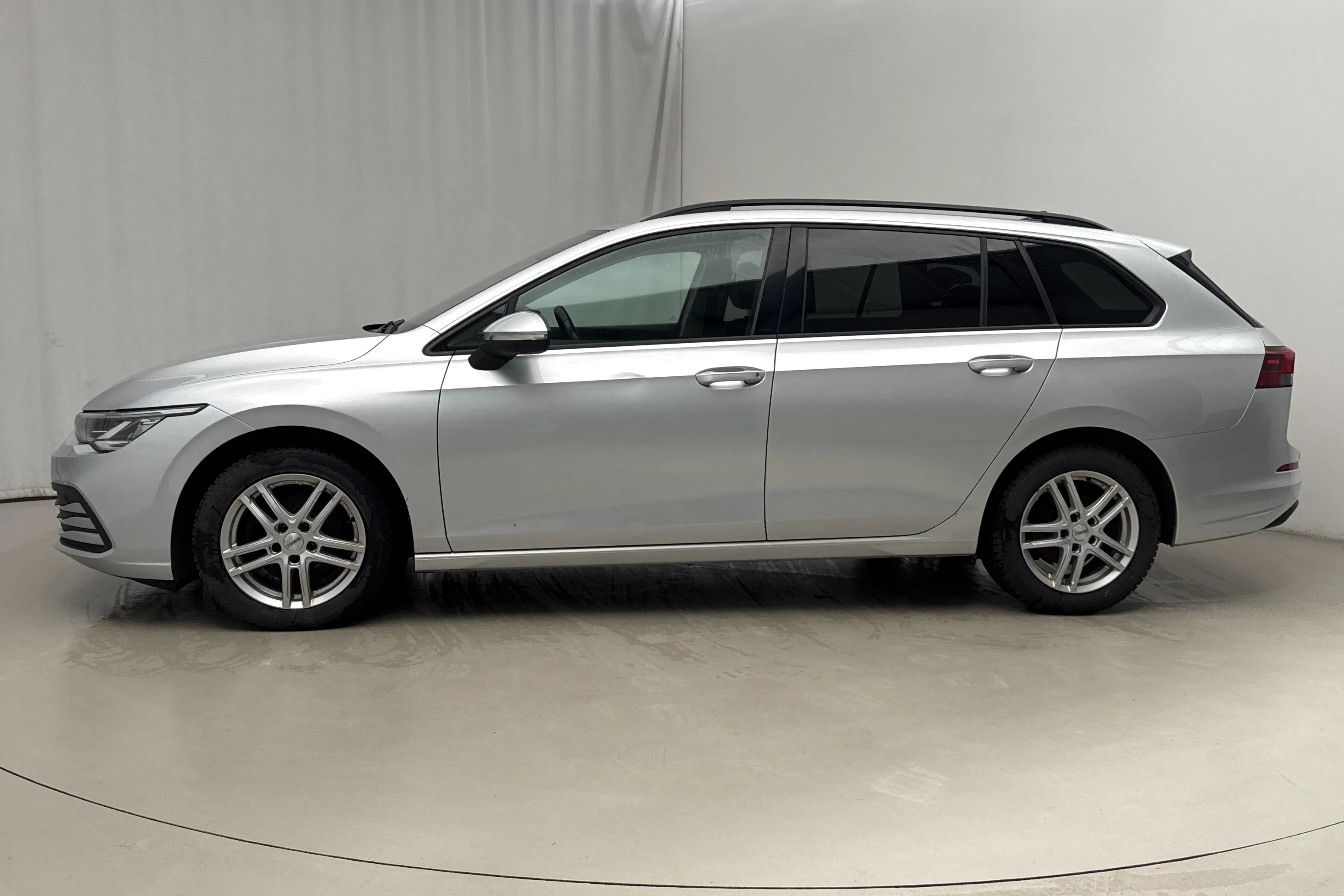 Presentation photo 2 of 17: VW Golf VIII 1.5 eTSI Sportscombi (130hk) - 134 630 km - Automatic - silver - 2021