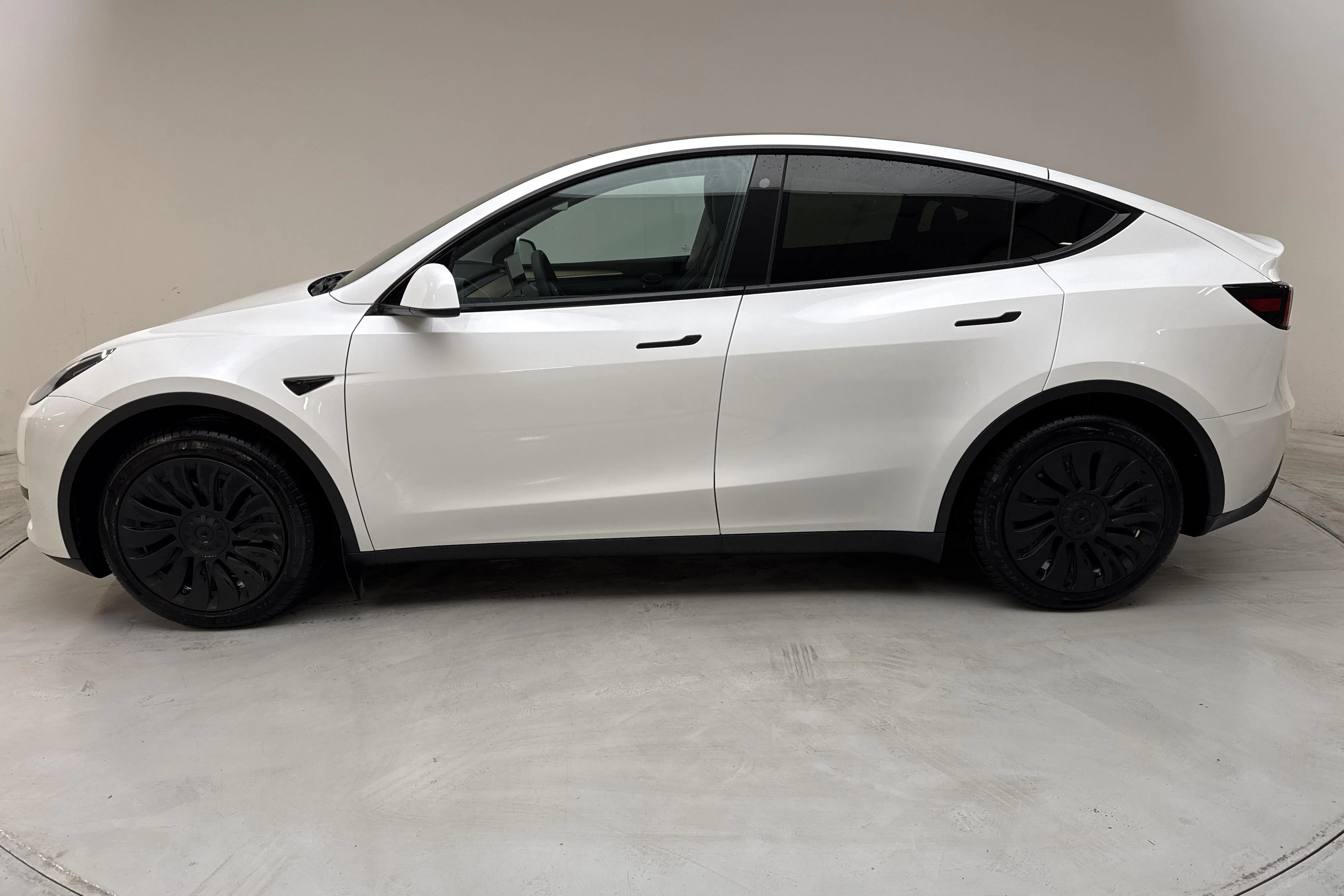 Presentationsfoto 2 av 18: Tesla Model Y RWD - 9 064 mil - Automat - vit - 2023