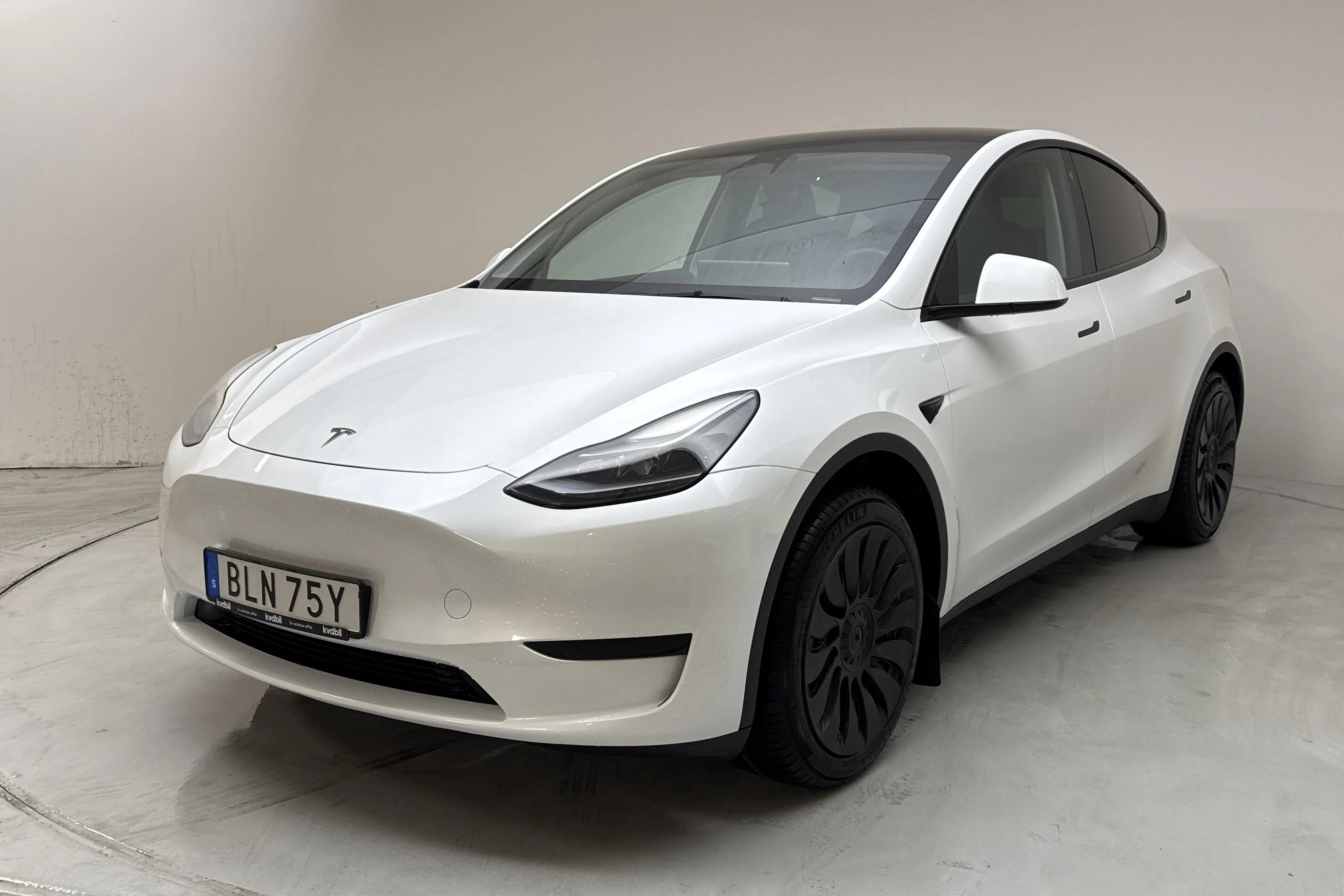 Presentationsfoto 1 av 18: Tesla Model Y RWD - 9 064 mil - Automat - vit - 2023