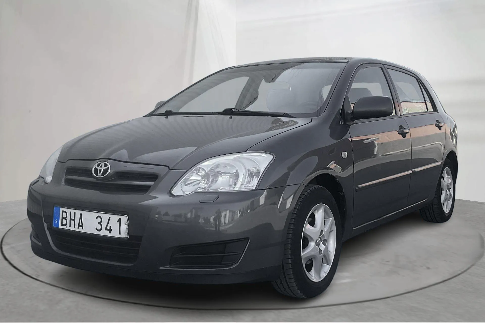 Presentation photo 1 of 16: Toyota Corolla 1.6 5dr (110hk) - 176 950 km - Automatic - gray - 2006