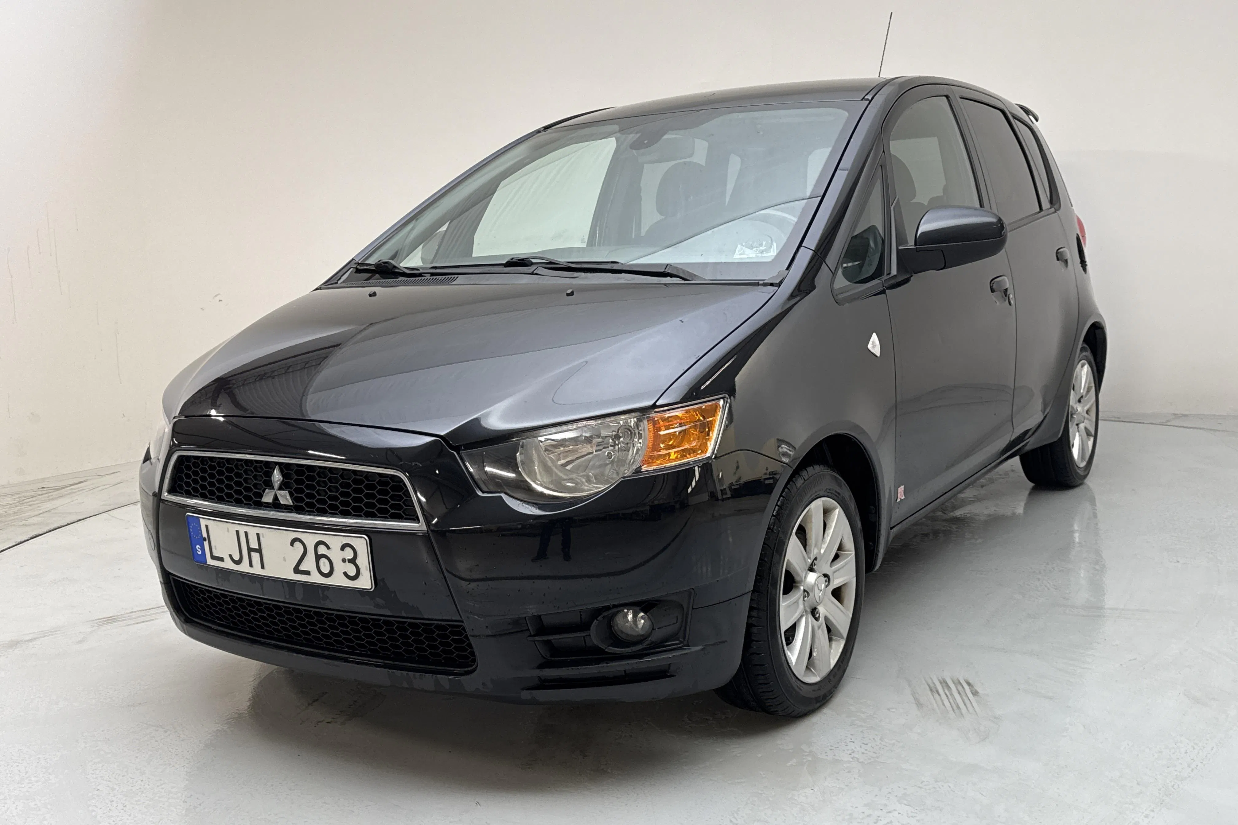 Presentation photo 1 of 18: Mitsubishi Colt 1.3 5dr (95hk) - 98 310 km - Manual - black - 2011