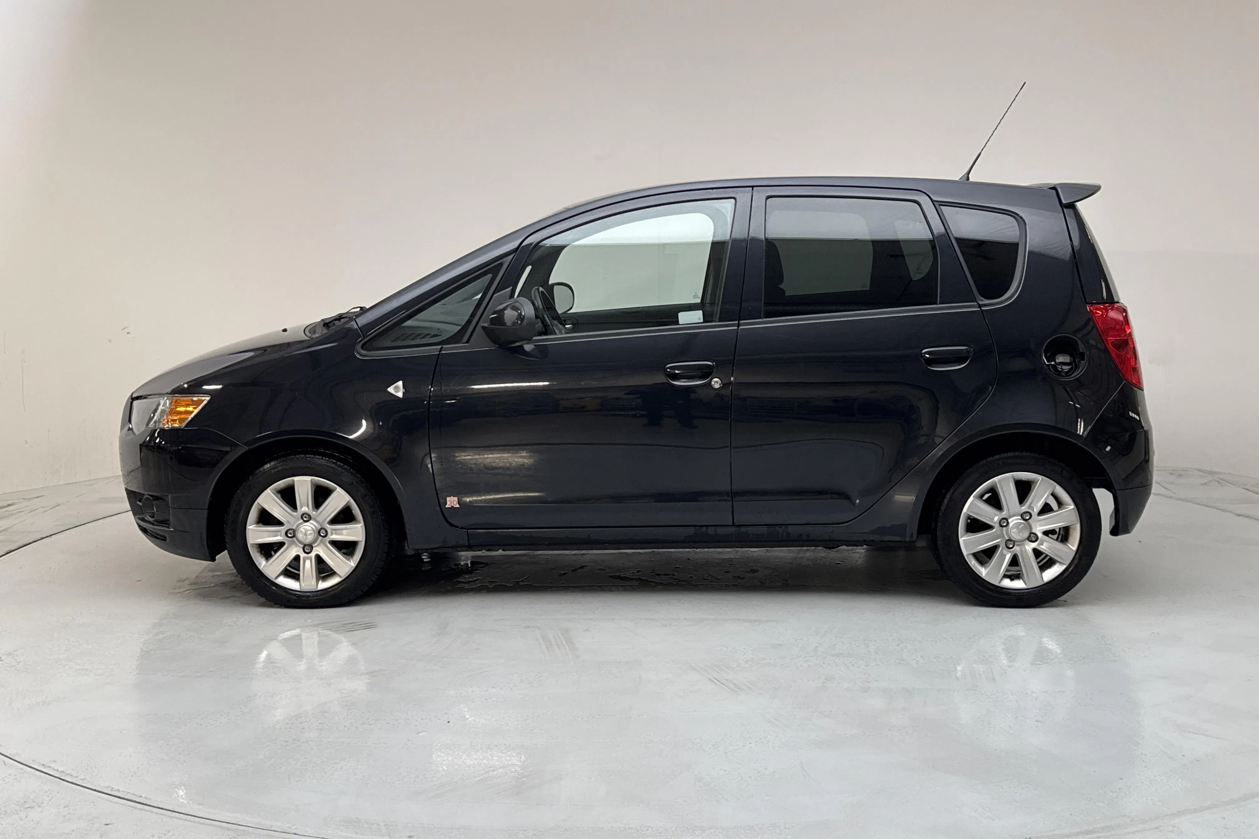 Presentation photo 2 of 18: Mitsubishi Colt 1.3 5dr (95hk) - 98 310 km - Manual - black - 2011
