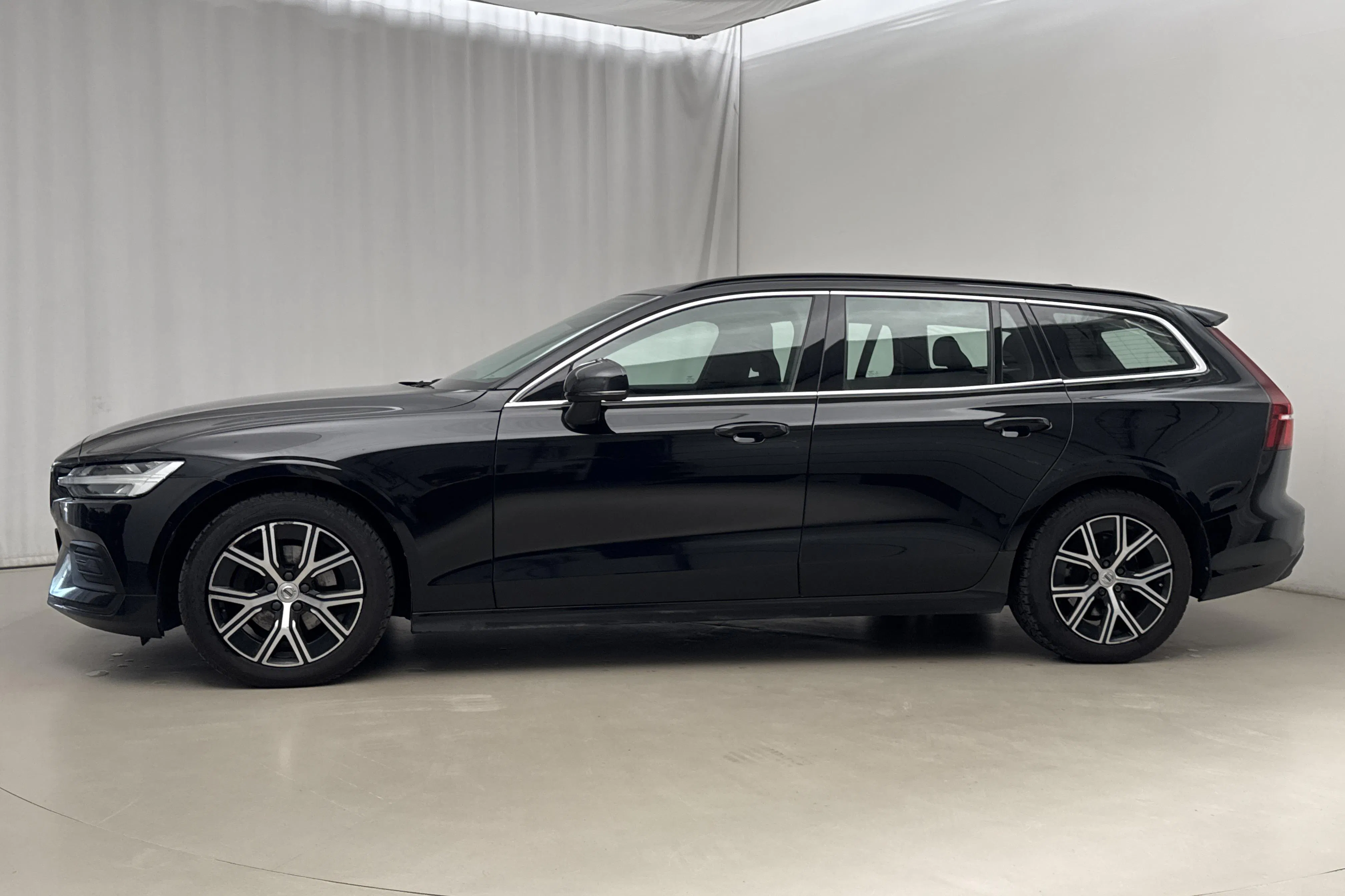 Presentation photo 2 of 18: Volvo V60 B4 Mildhybrid, Diesel (197hk) - 288 830 km - Automatic - black - 2023