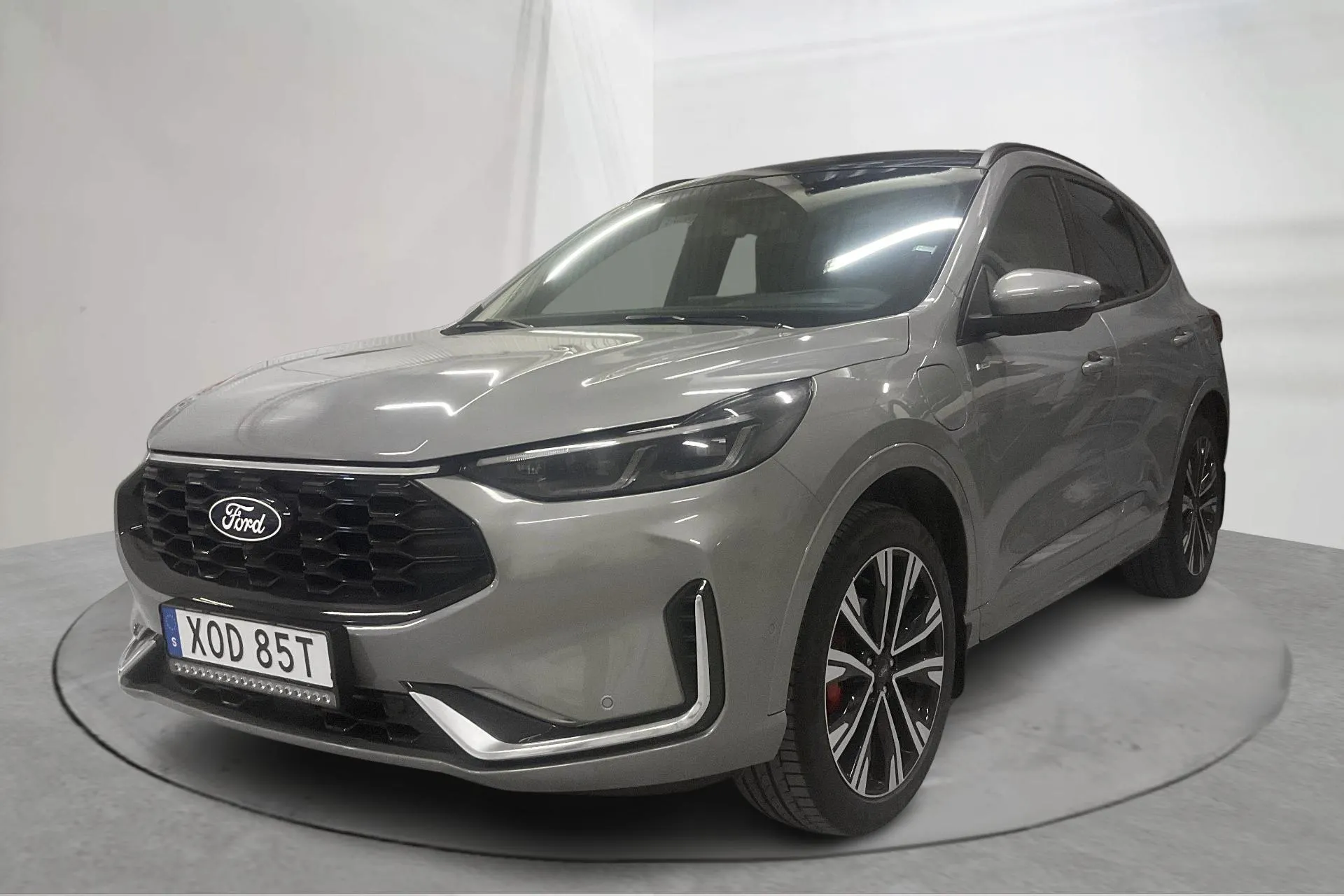 Zdjęcie prezentacyjne 1 z 21: Ford Kuga 2.5 PHEV (243hk) - 10 200 km - Automatyczna - szary - 2025