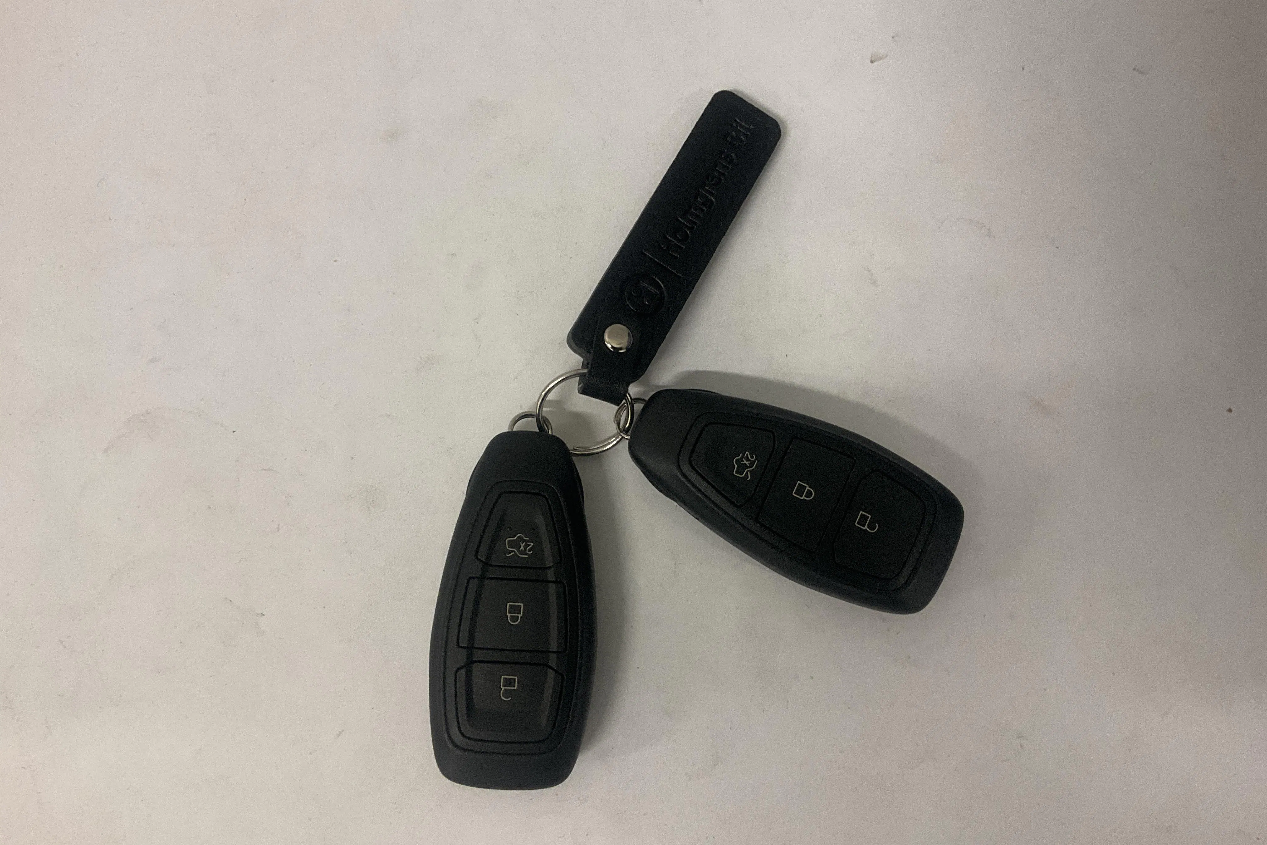 Zdjęcie prezentacyjne 21 z 21: Ford Kuga 2.5 PHEV (243hk) - 10 200 km - Automatyczna - szary - 2025