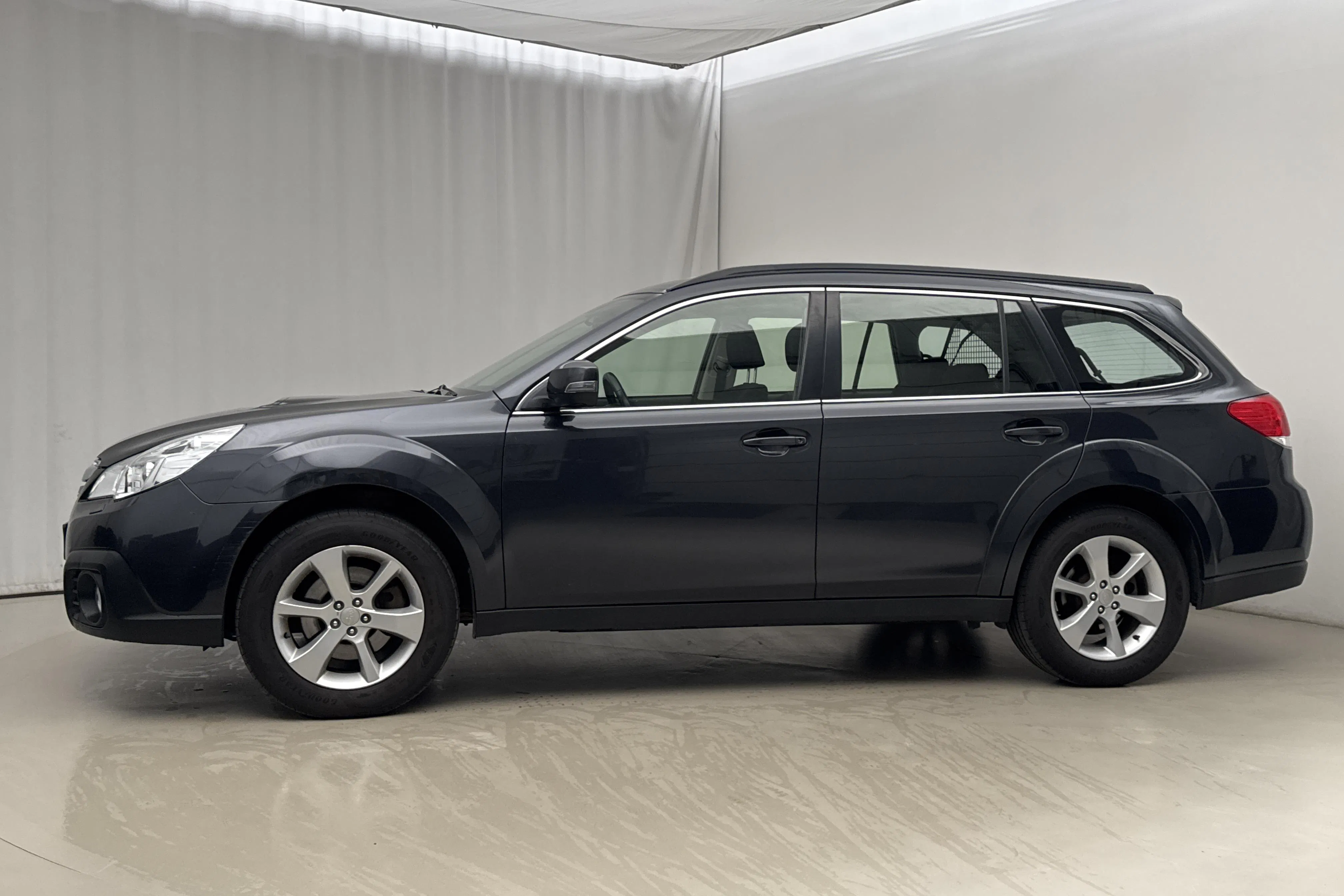 Presentation photo 2 of 19: Subaru Outback 2.0D (150hk) - 226 900 km - Automatic - dark grey - 2014