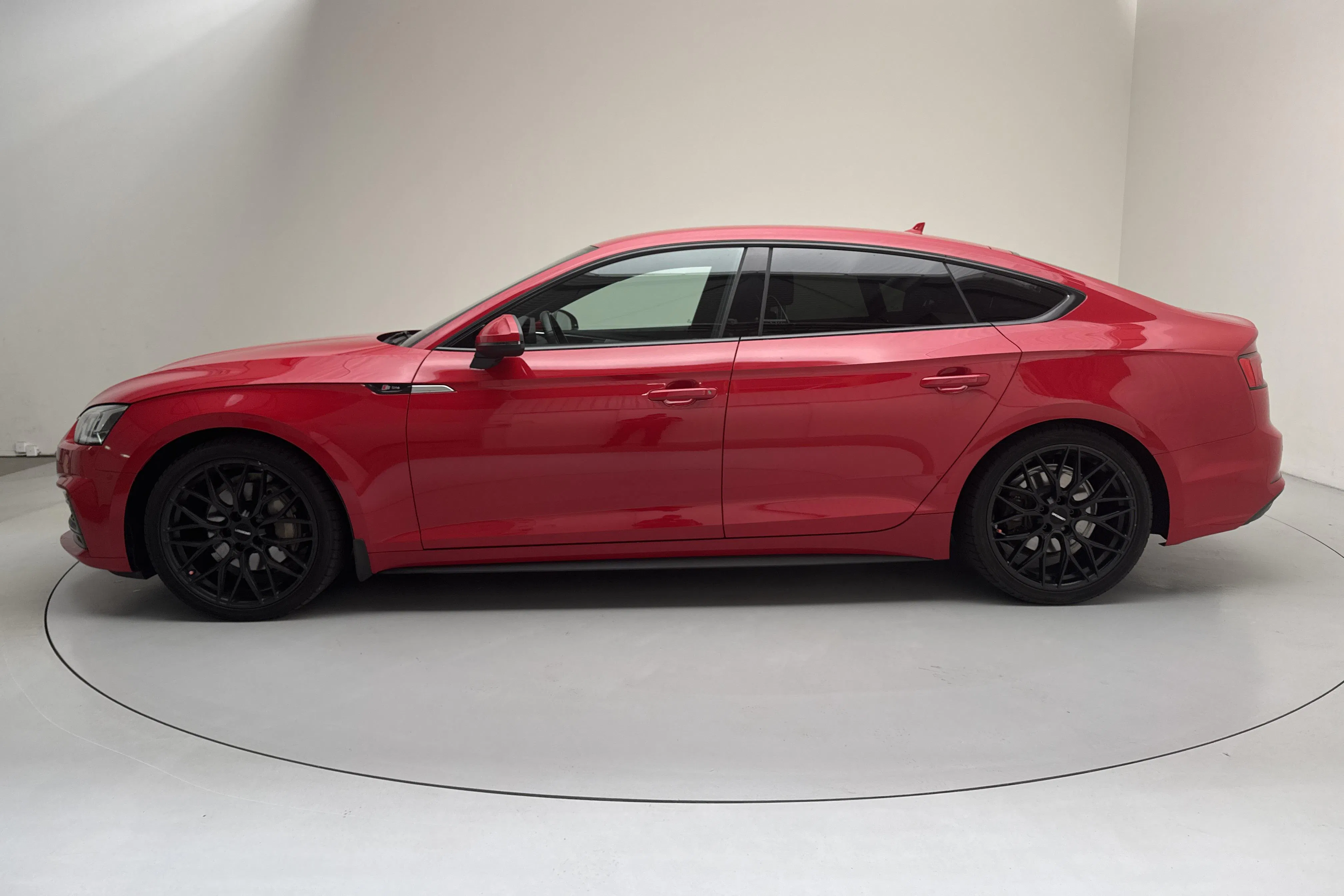 Presentationsfoto 2 av 12: Audi A5 2.0 TDI Sportback quattro (190hk) - 12 333 mil - Automat - röd - 2017