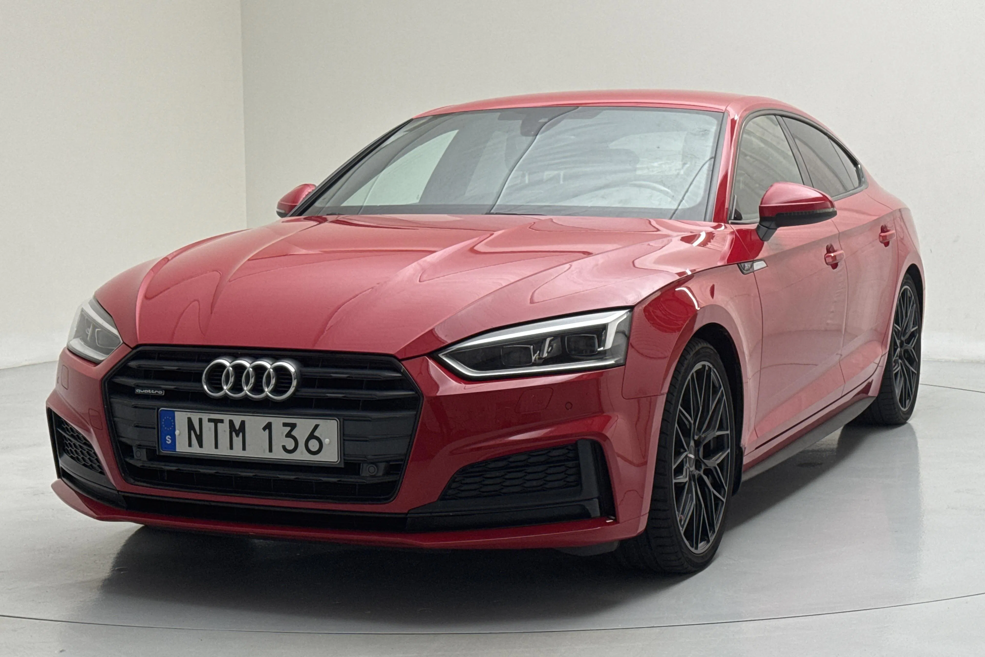 Presentationsfoto 1 av 12: Audi A5 2.0 TDI Sportback quattro (190hk) - 12 333 mil - Automat - röd - 2017