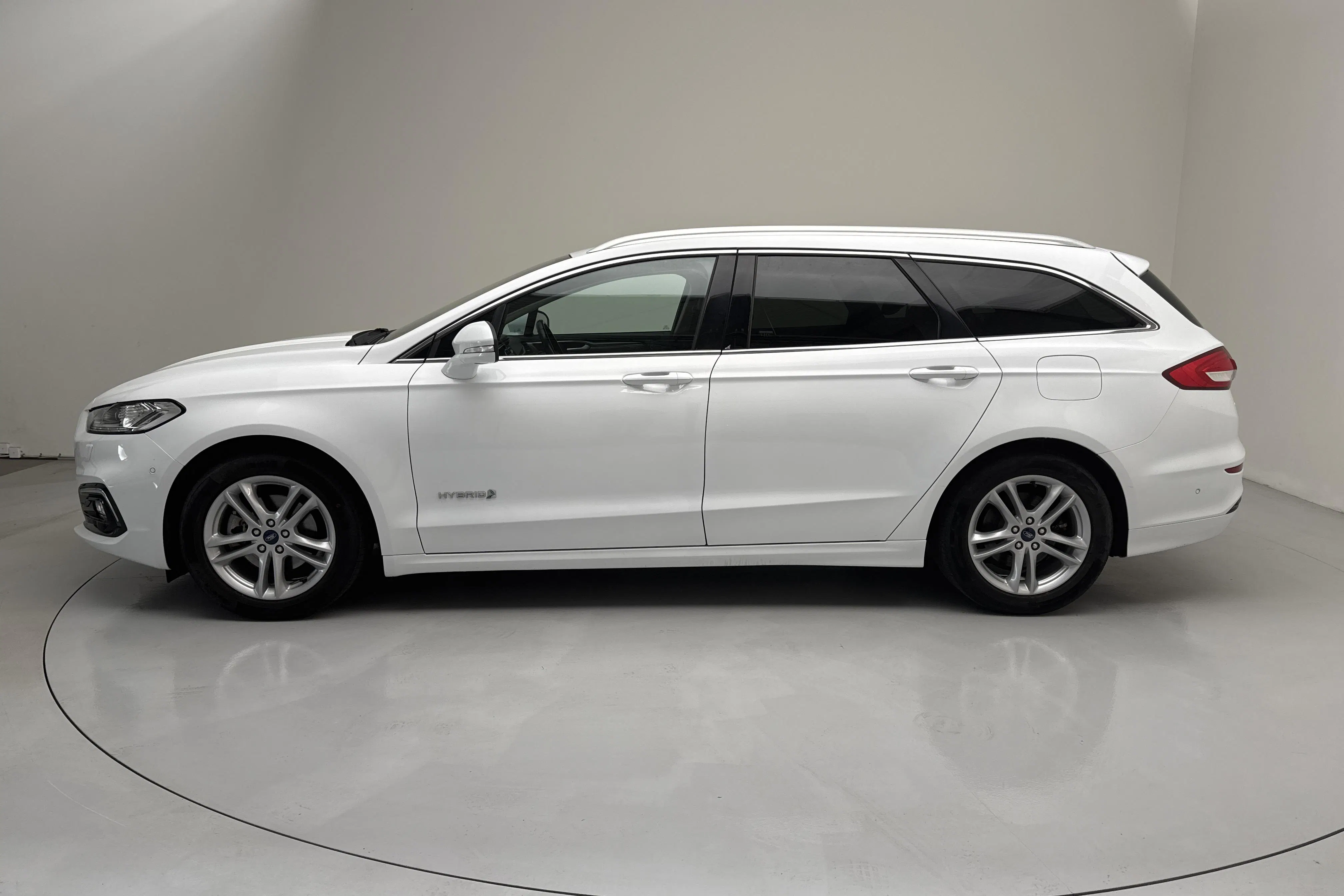 Presentation photo 2 of 14: Ford Mondeo 2.0 HEV Kombi (187hk) - 72 320 km - Automatic - white - 2020
